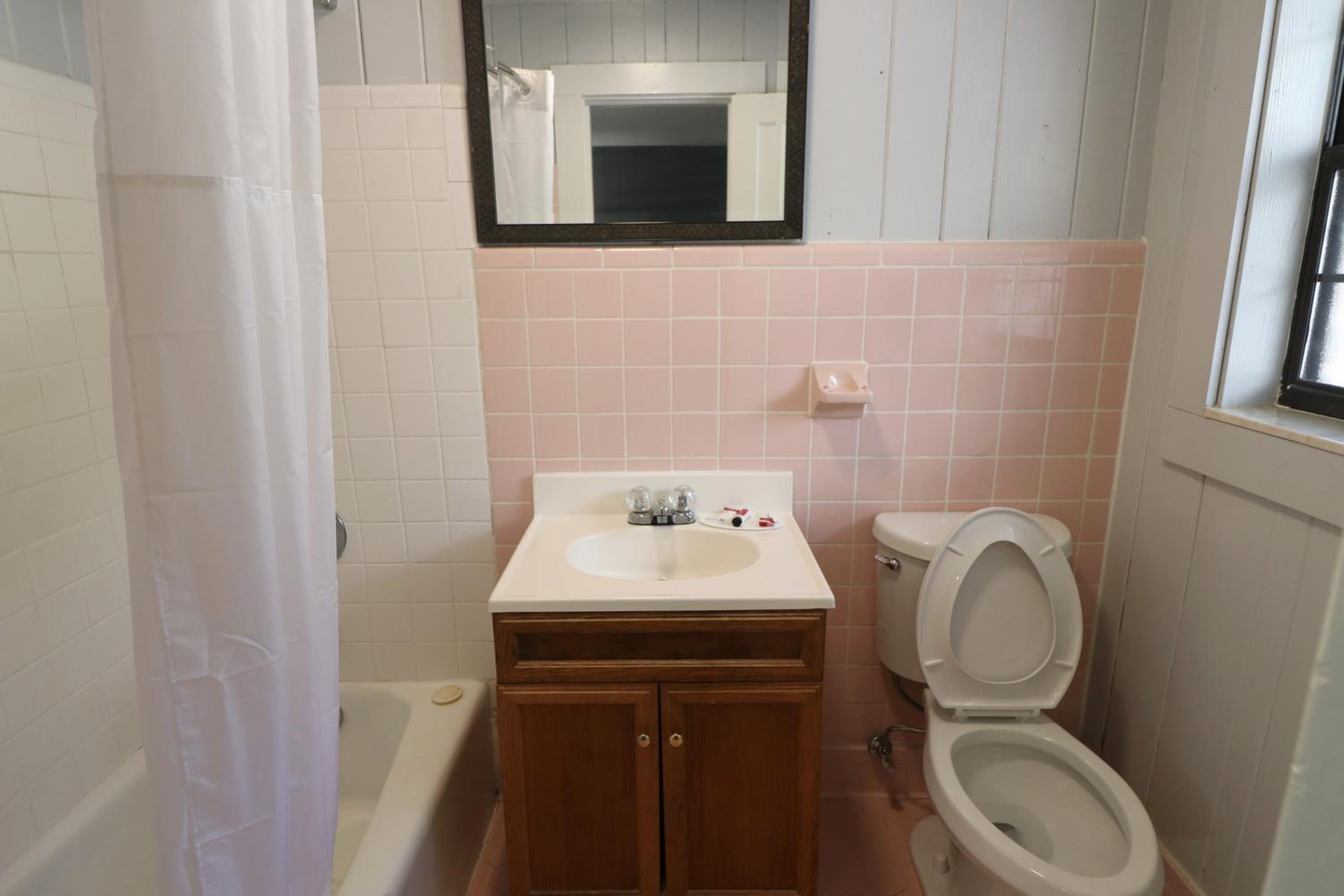 Queen Room with Two Queen Beds - Non-Smoking - Photo 4