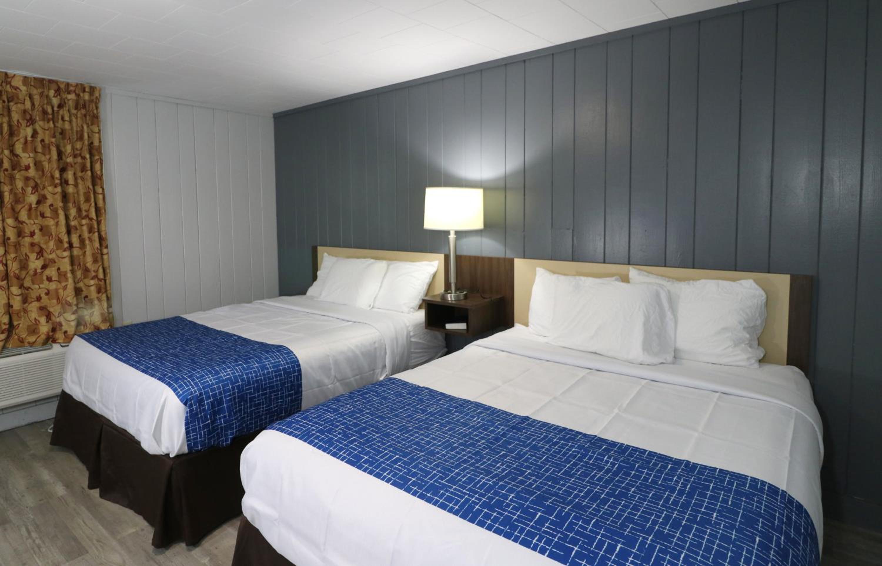 Queen Room with Two Queen Beds - Non-Smoking - Photo 5