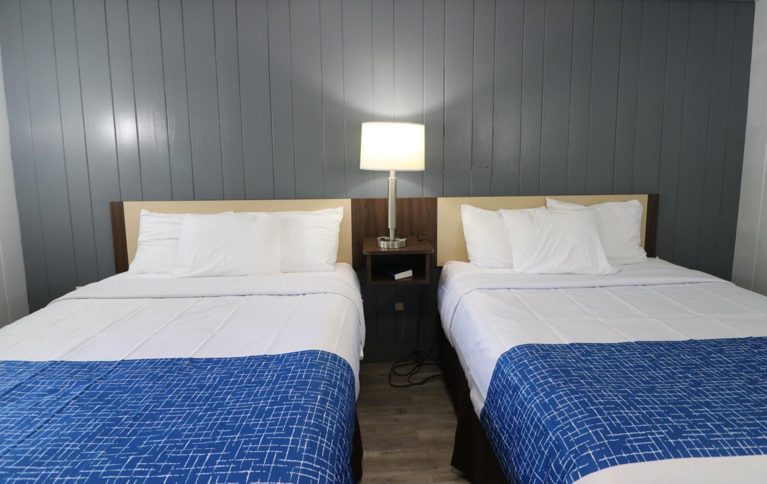 Queen Room with Two Queen Beds - Non-Smoking - Photo 7