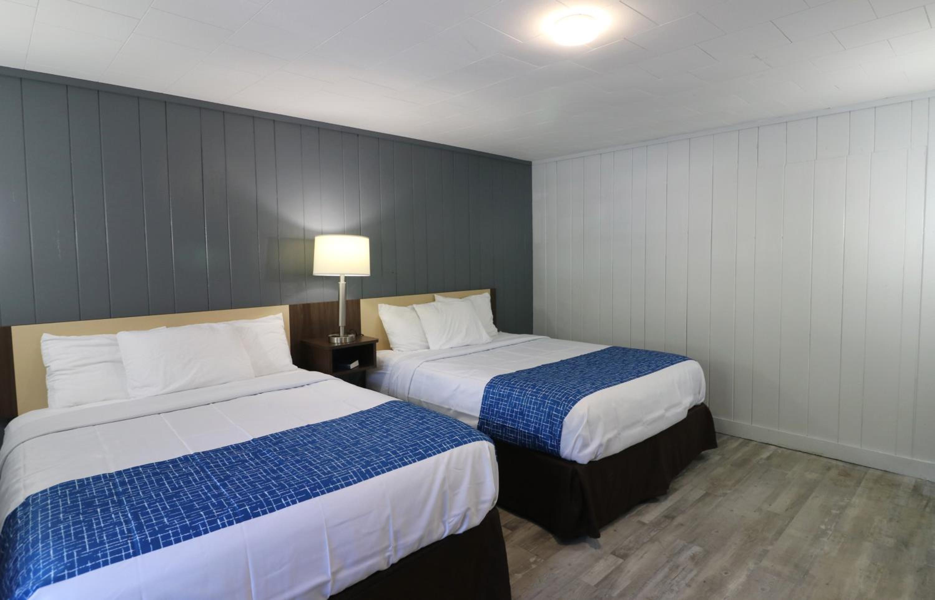 Queen Room with Two Queen Beds - Non-Smoking - Photo 8