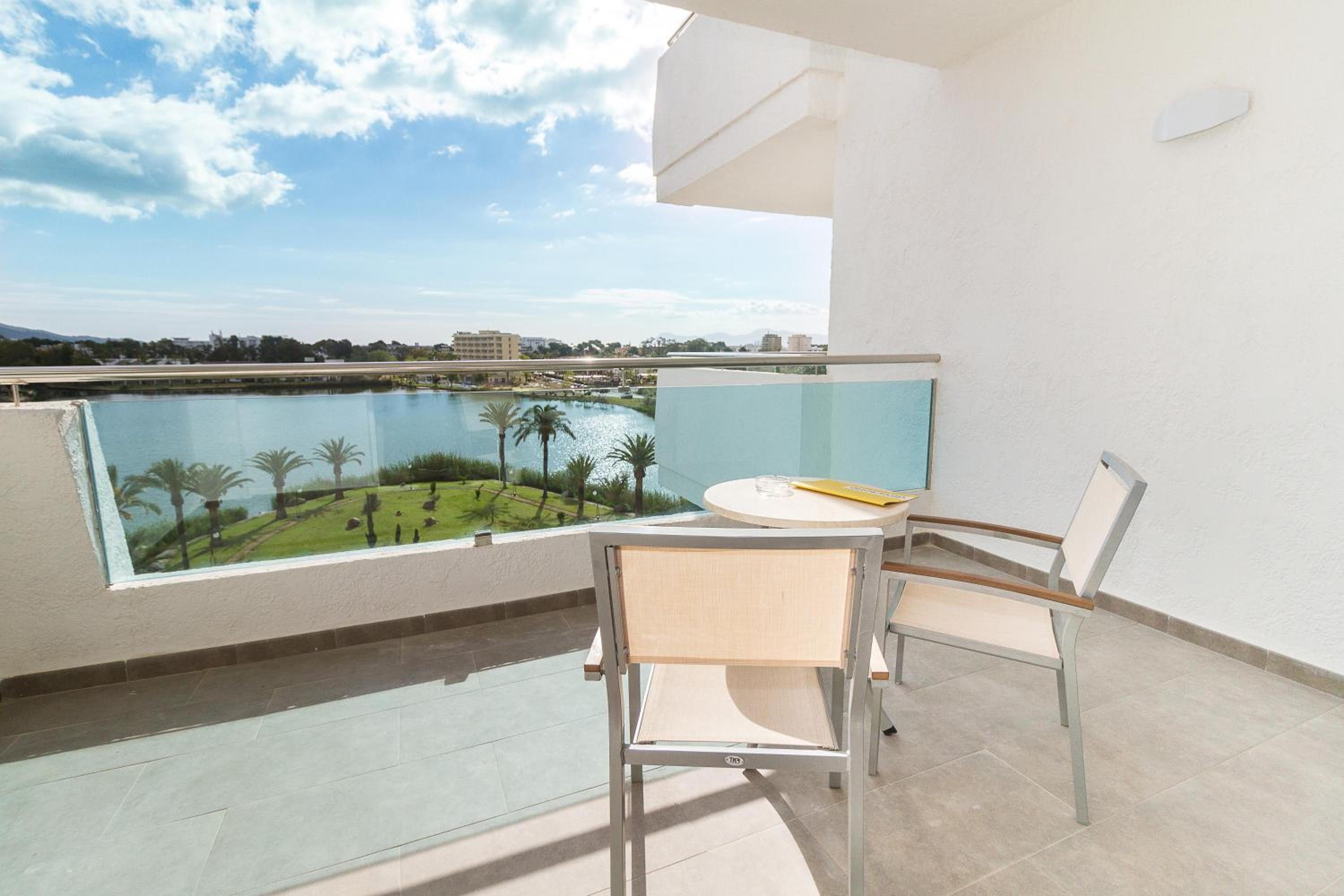 Apartment with Balcony photo 2