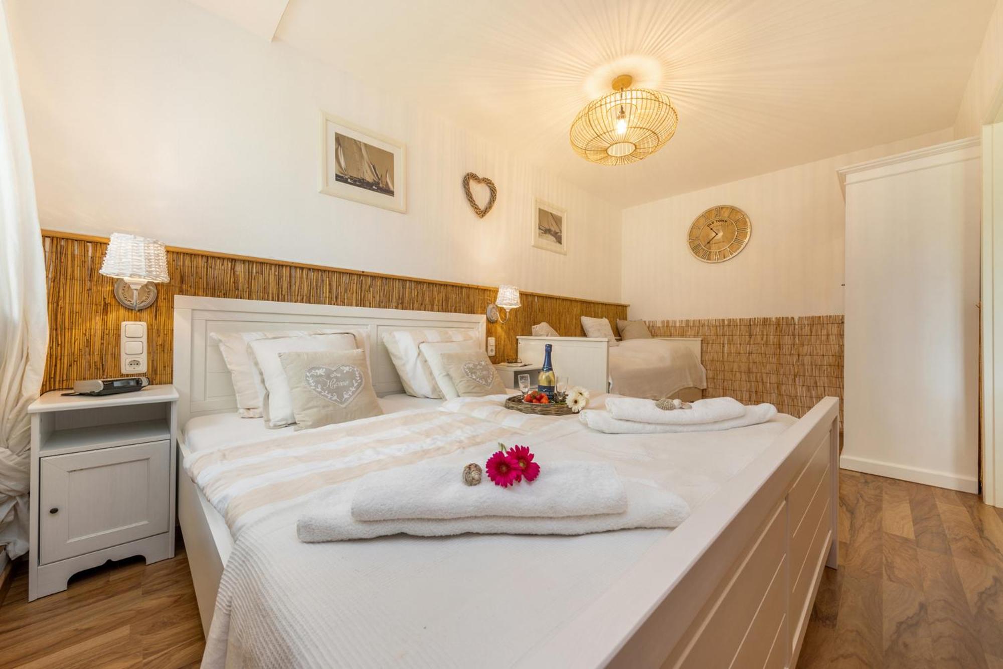 One-Bedroom House photo 1
