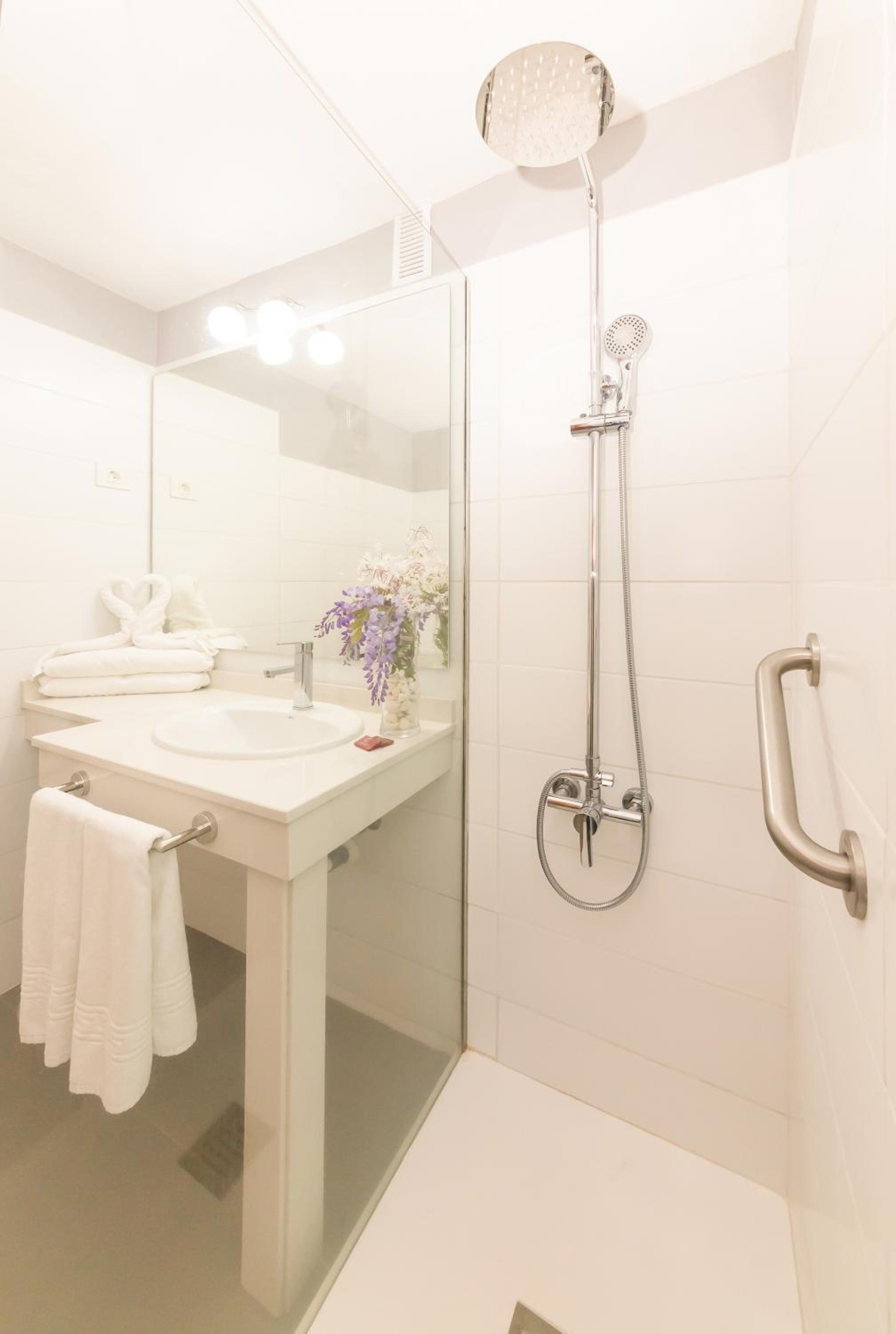 One-Bedroom Apartment thumbnail 5