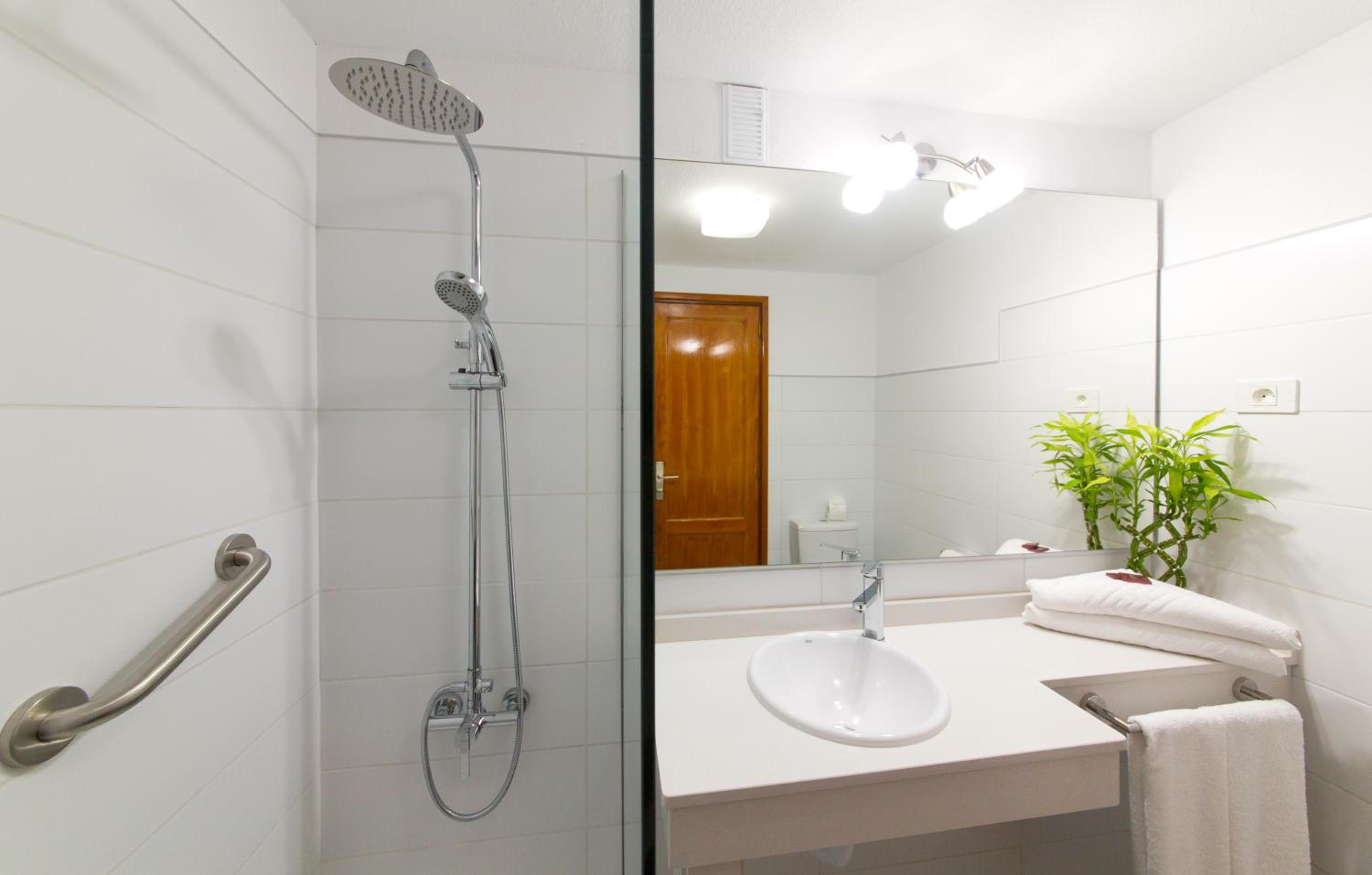 One-Bedroom Apartment with Sea Side View thumbnail 6