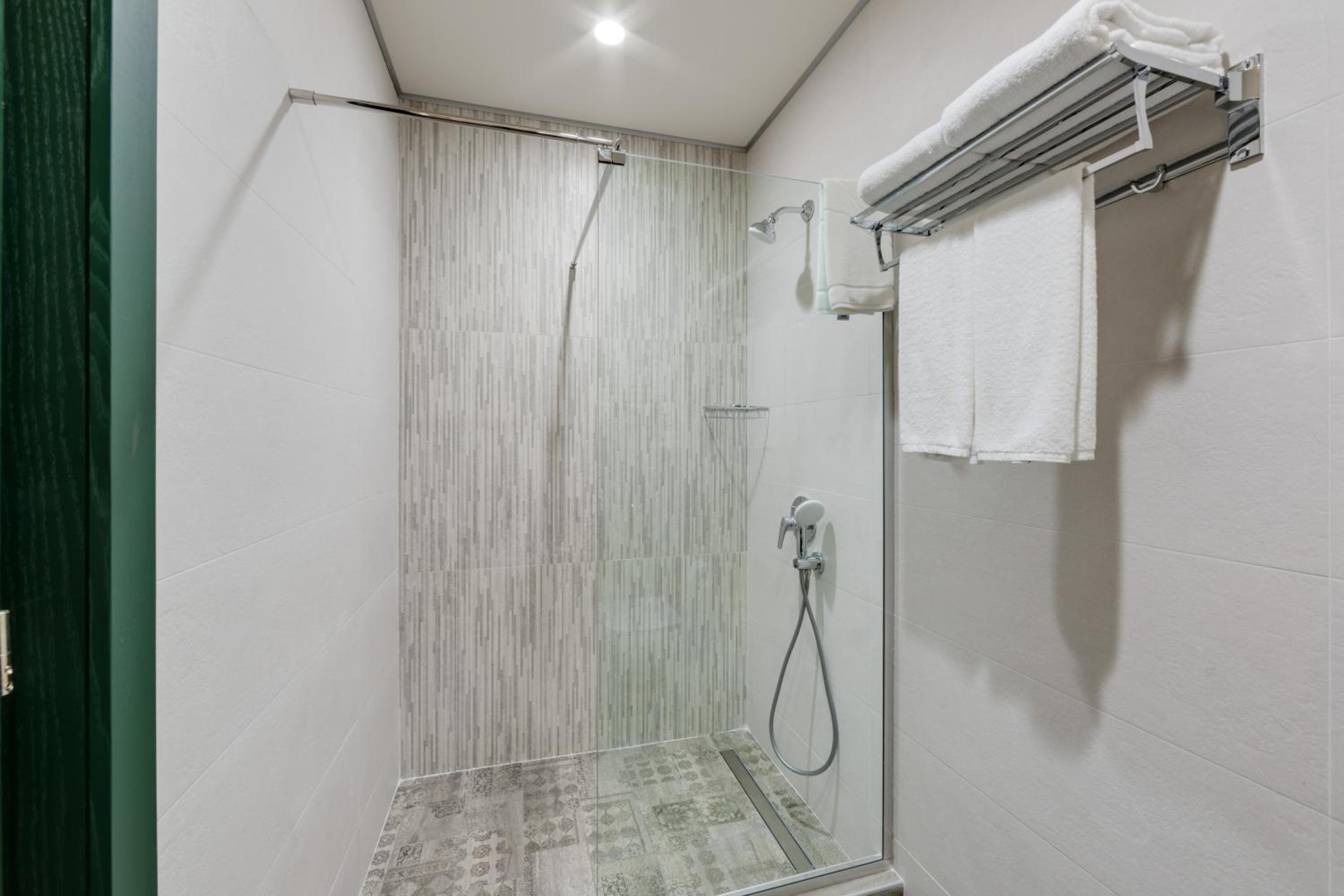 Standard Double or Twin Room - Photo 8