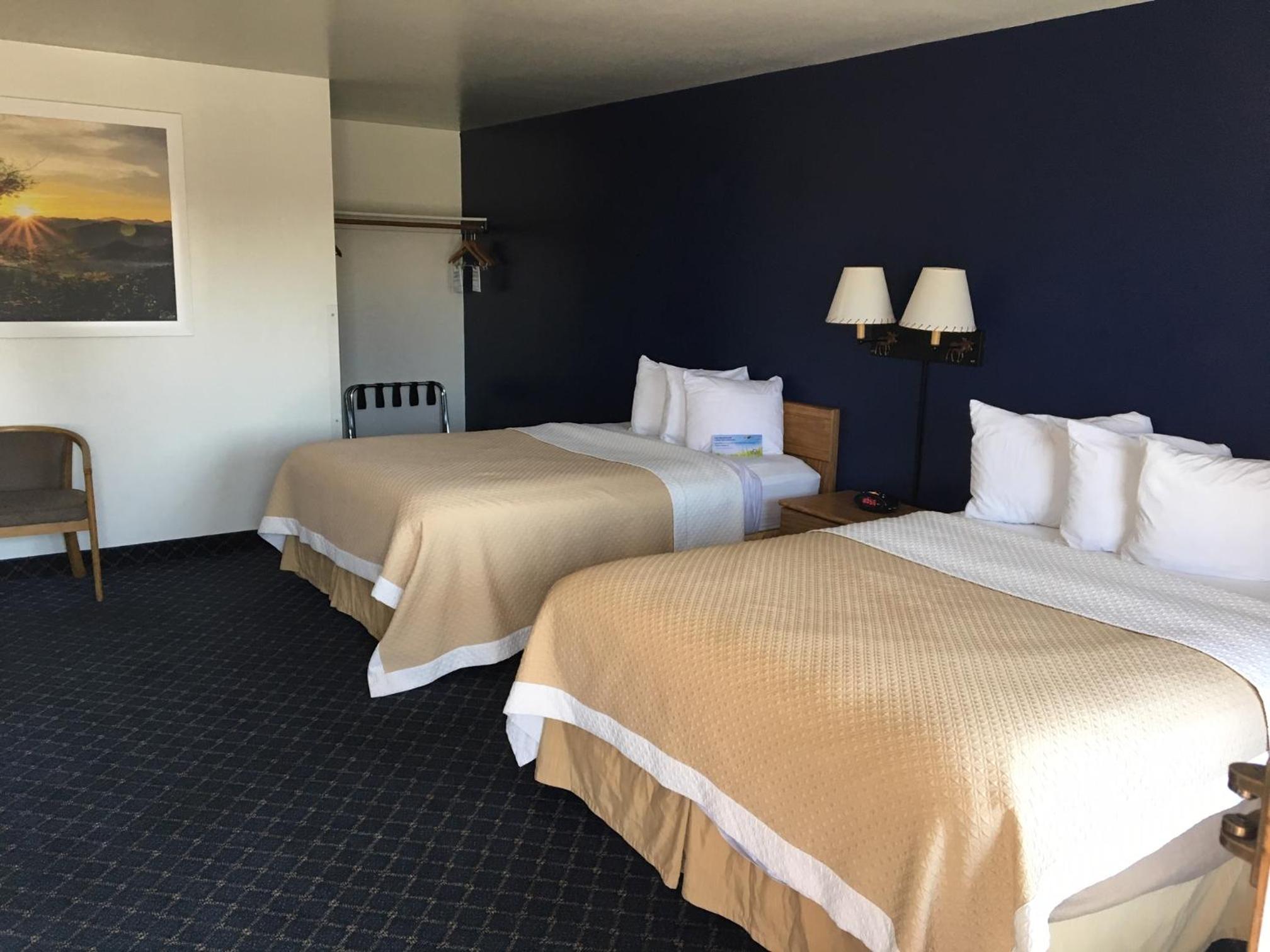 Queen Room with Two Queen Beds - Non-Smoking - Photo 6