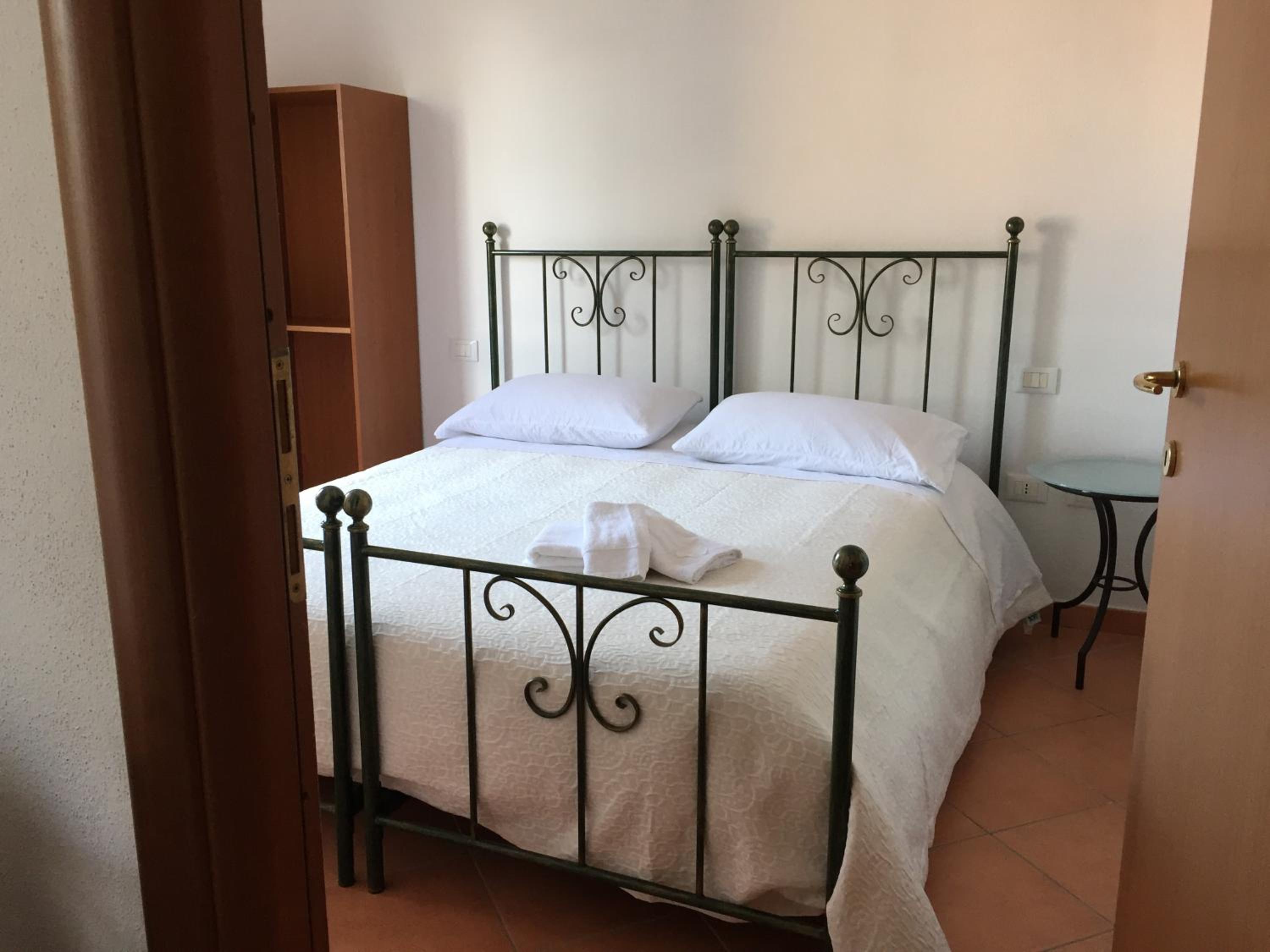Deluxe Room (2 Adults + 1 Child) - Photo 10