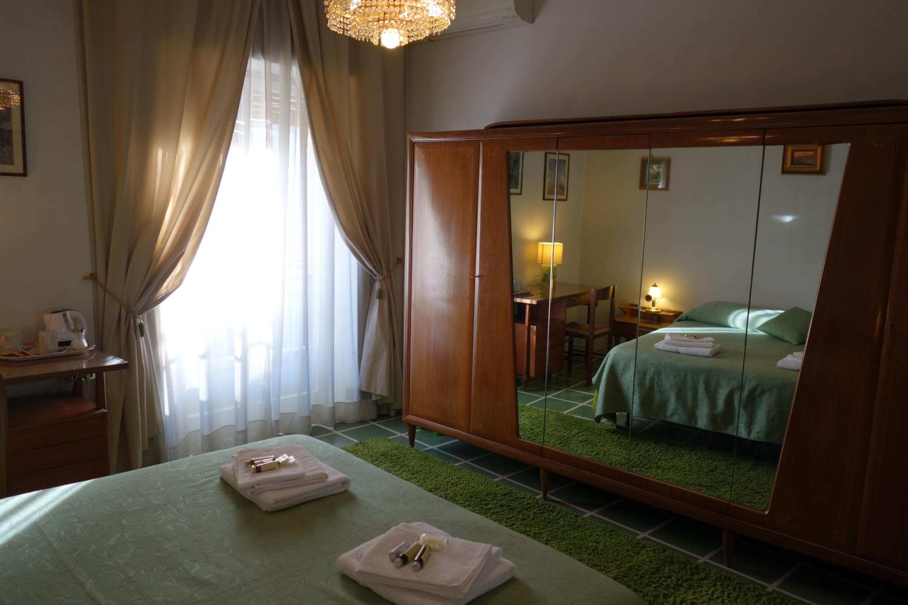 Double Room with Private External Bathroom photo 2