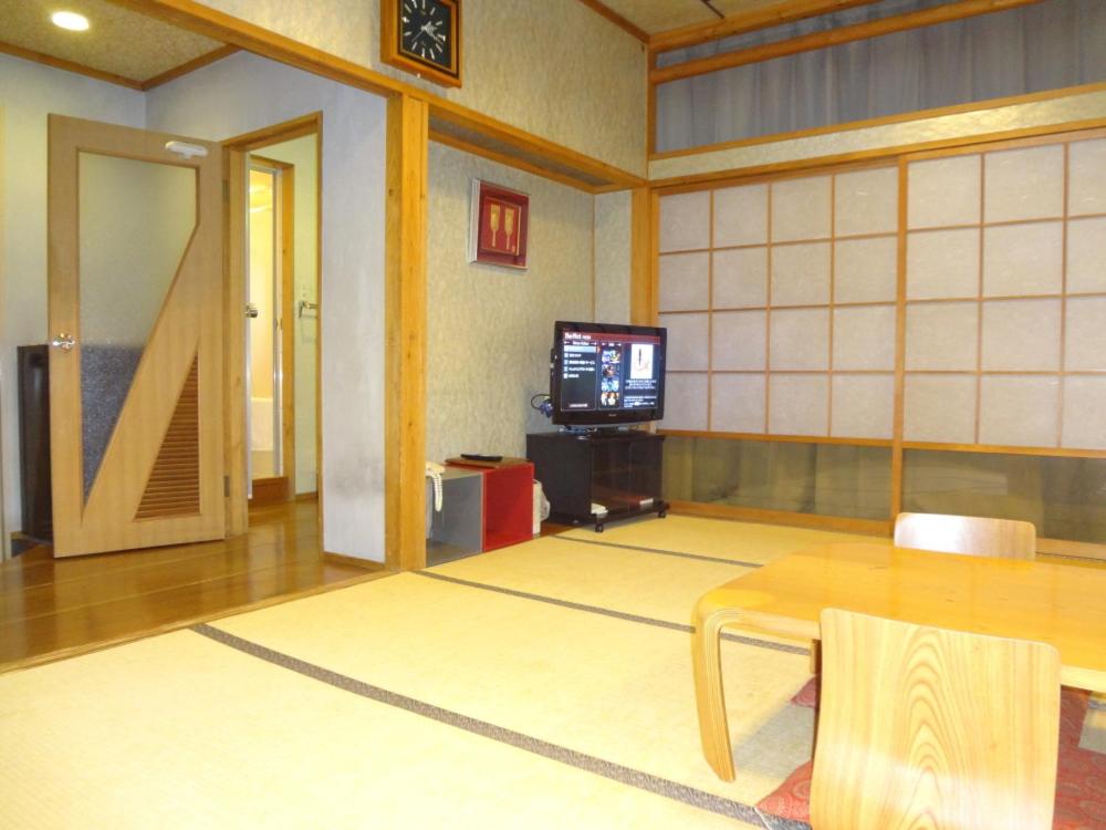 Japanese-Style Family Room - Smoking - Photo 3
