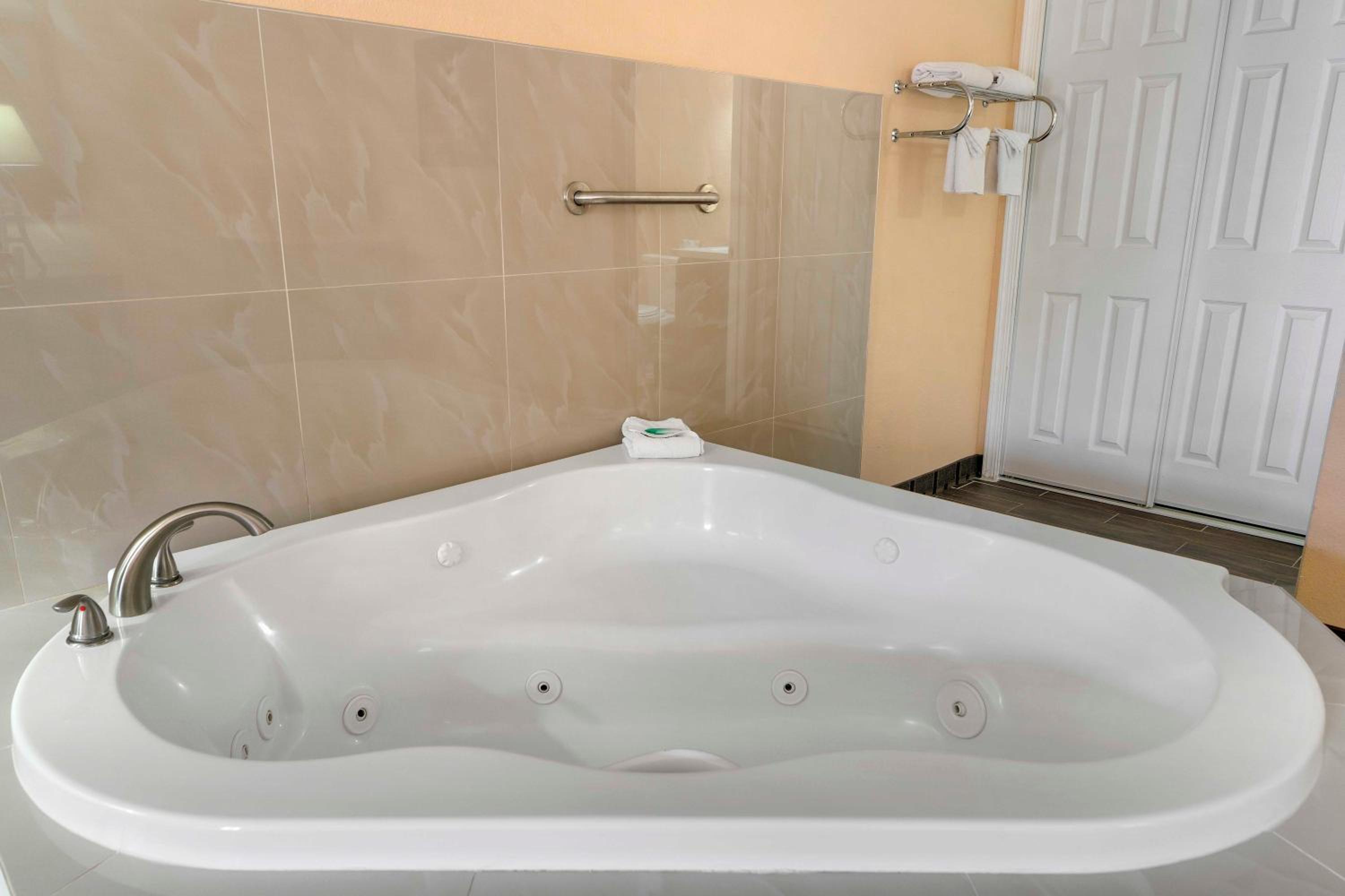 King Room with Spa Bath - Photo 4