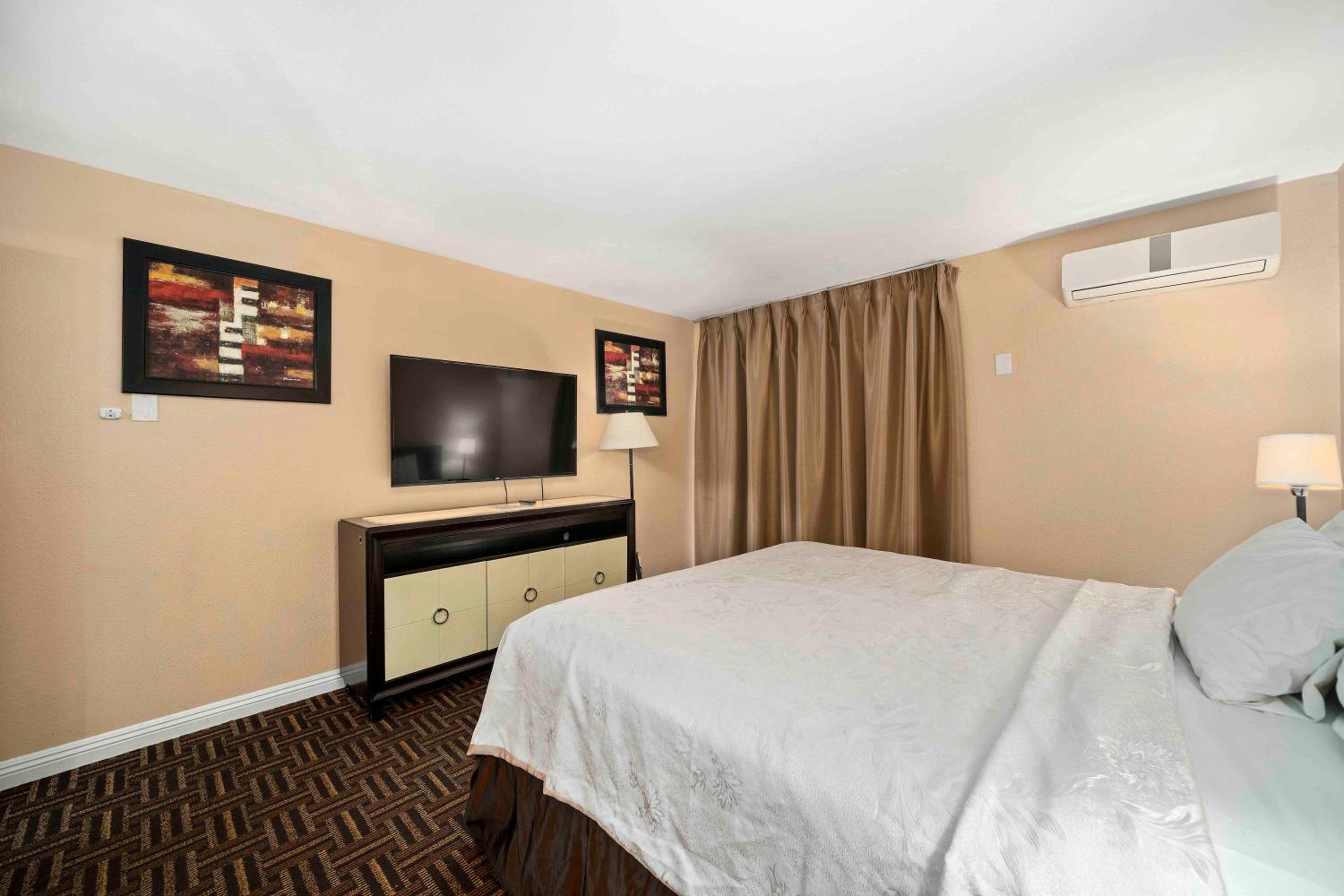 King Room with Kitchenette - Photo 1