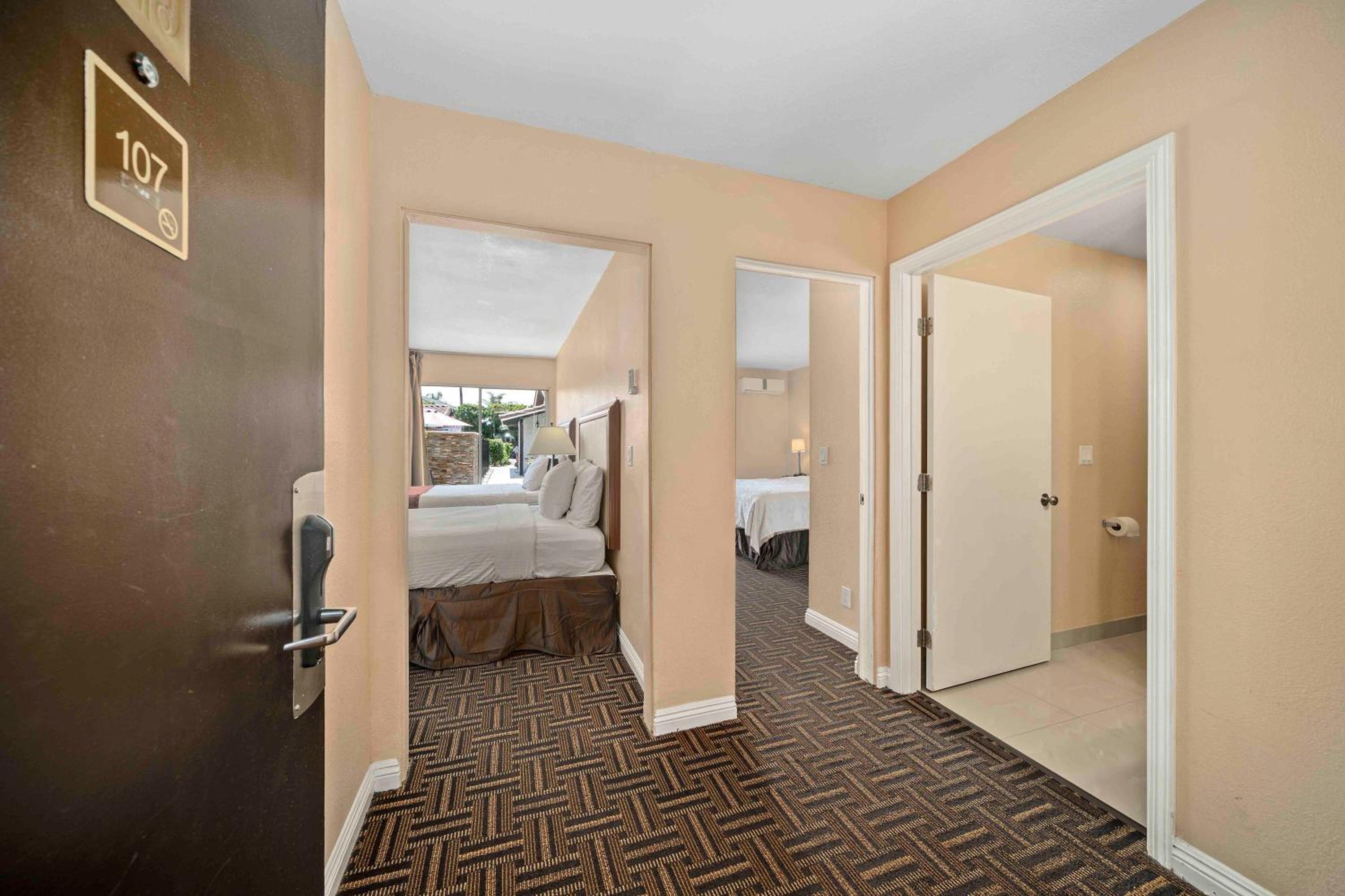 Suite with Patio - Photo 4