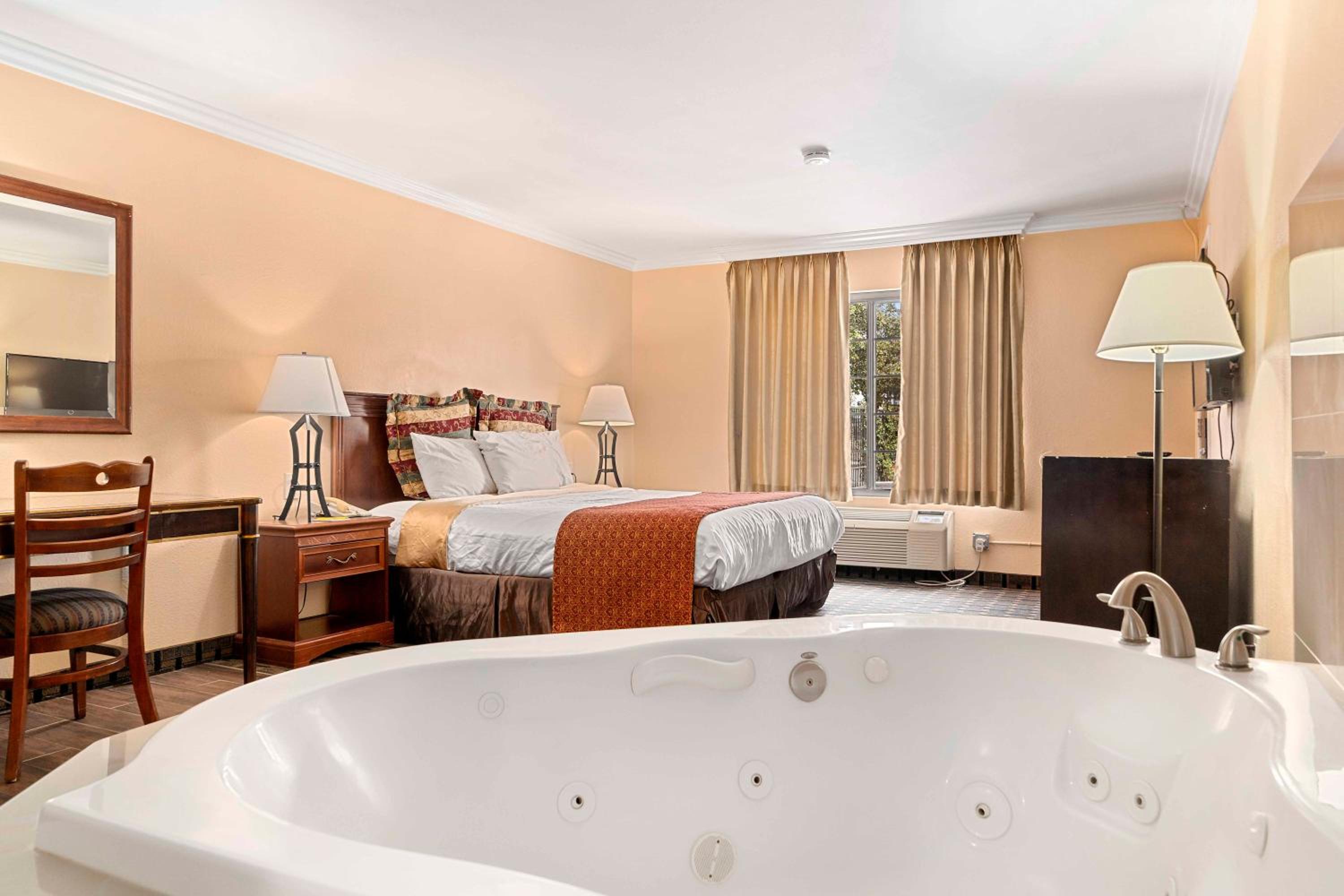 King Room with Spa Bath - Photo 1