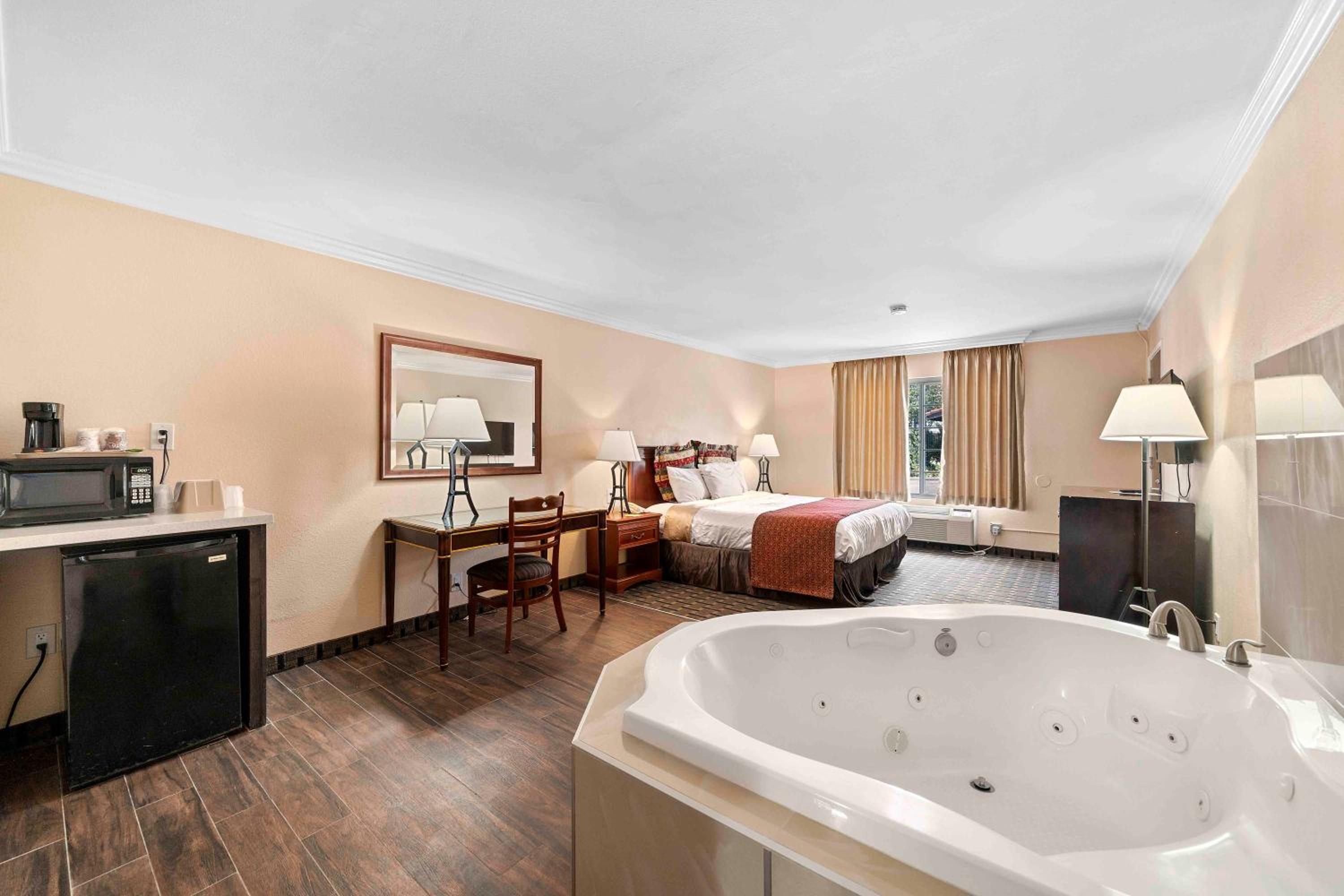 King Room with Spa Bath - Photo 2