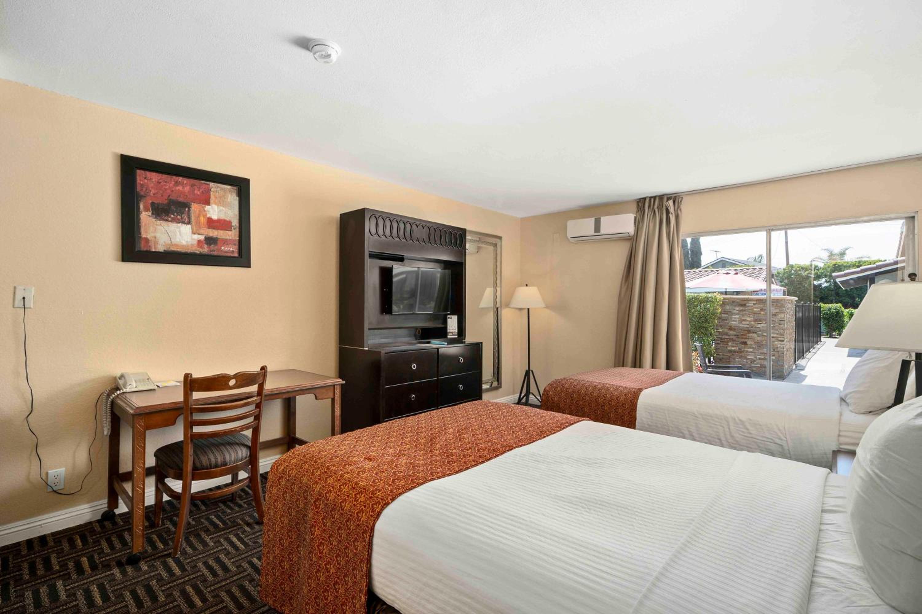 Suite with Patio - Photo 1