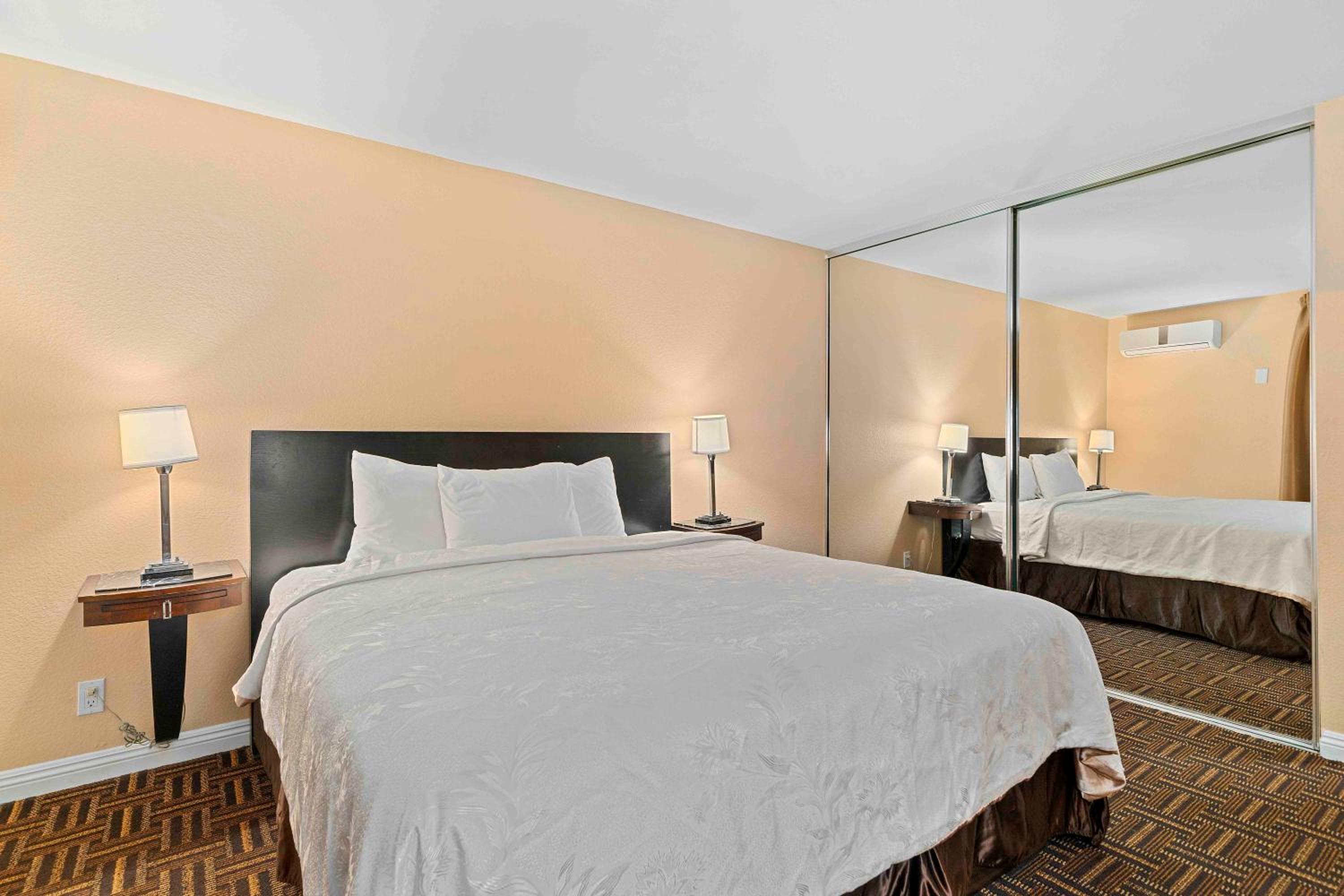 Standard King Room - Photo 4