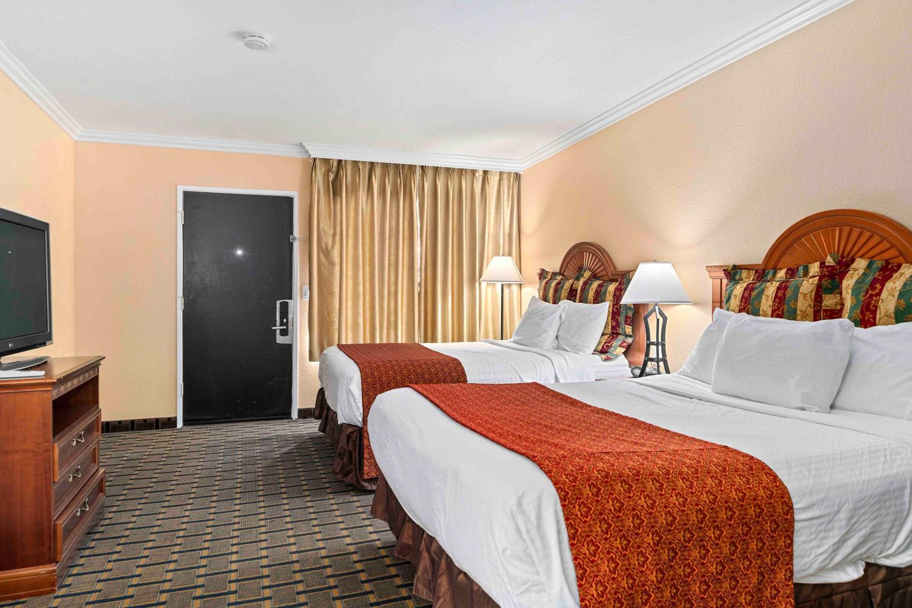 Standard Queen Room with Two Queen Beds - Photo 2