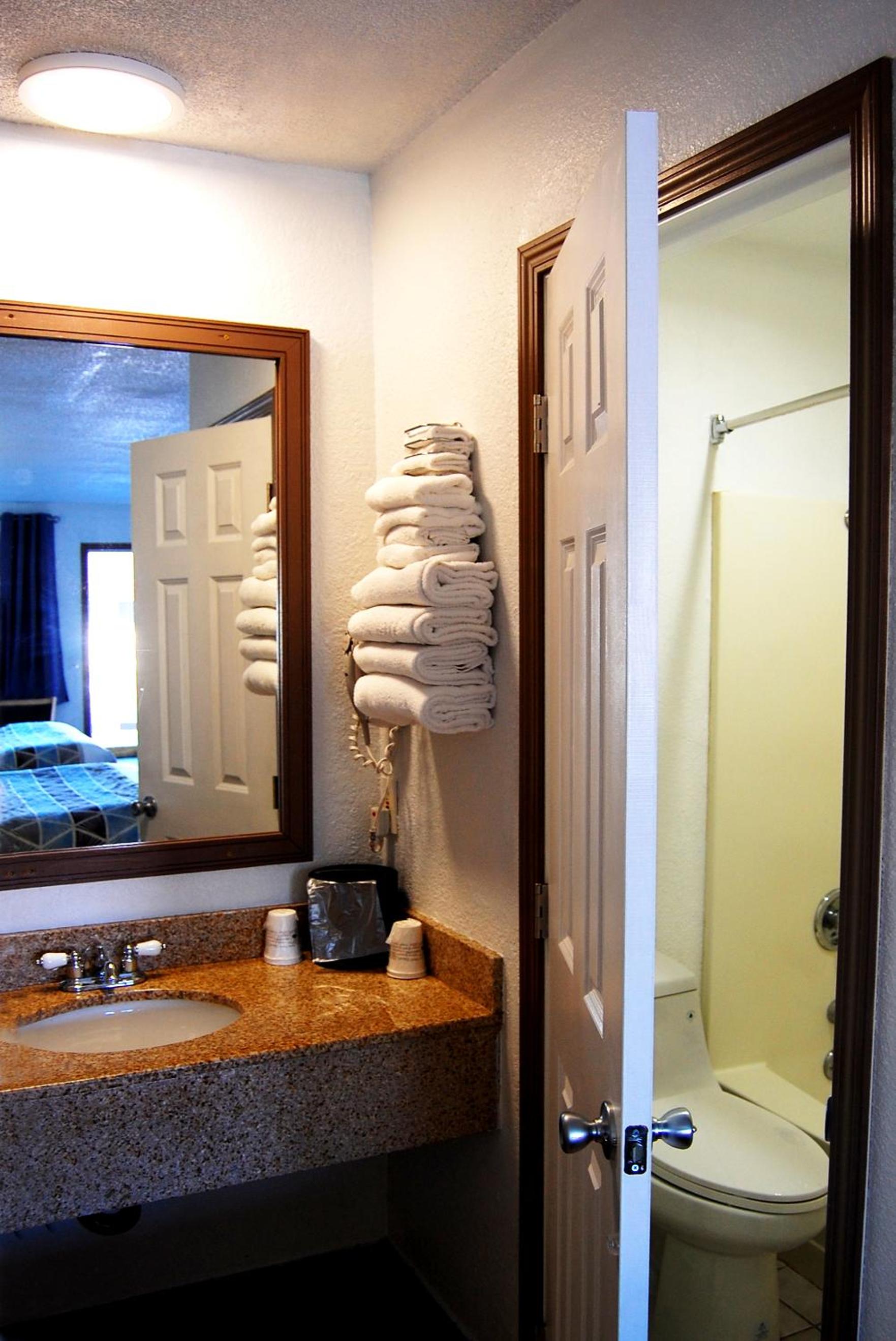 Queen Room - Non-Smoking photo 3