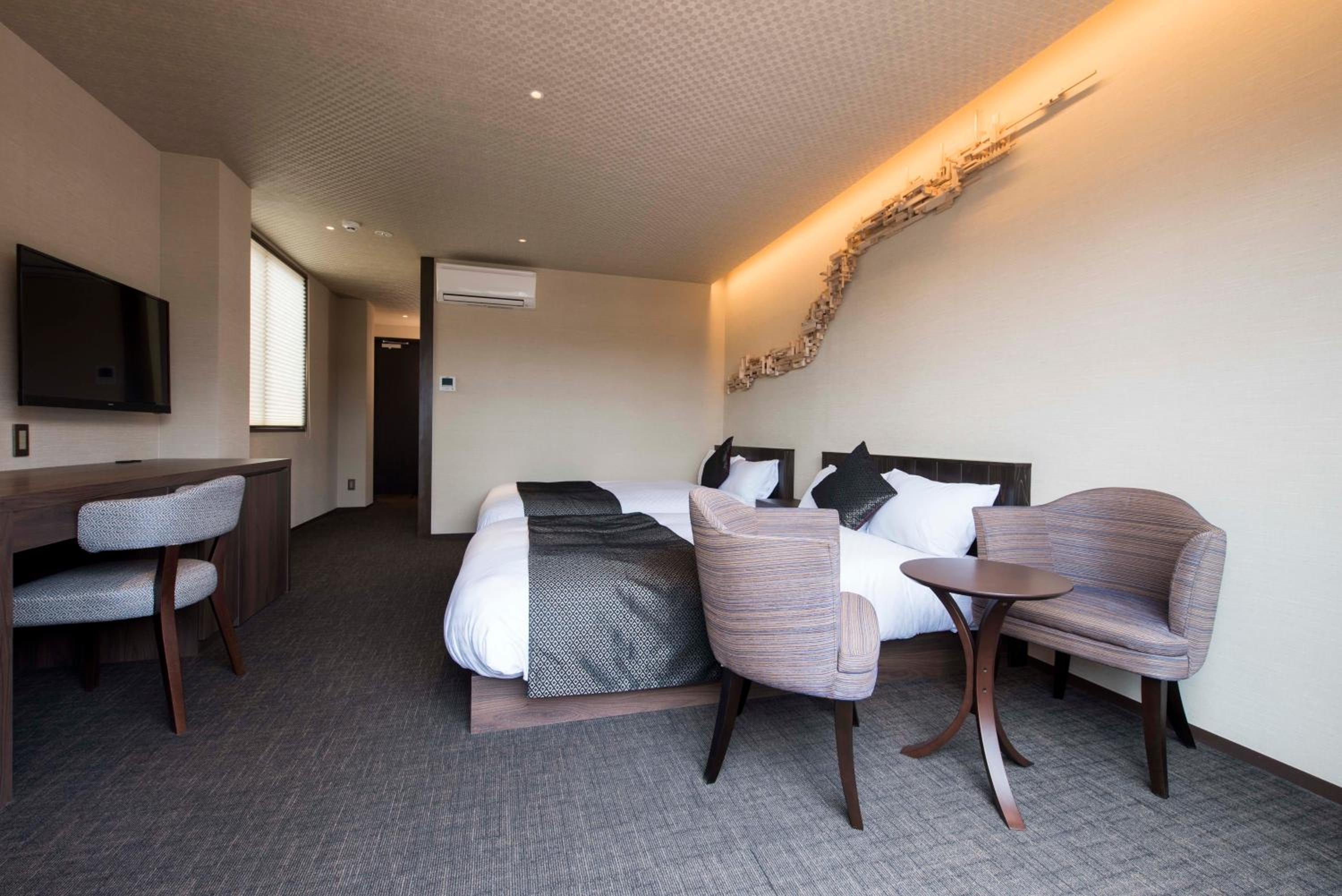 Quadruple Room with Balcony - Photo 3