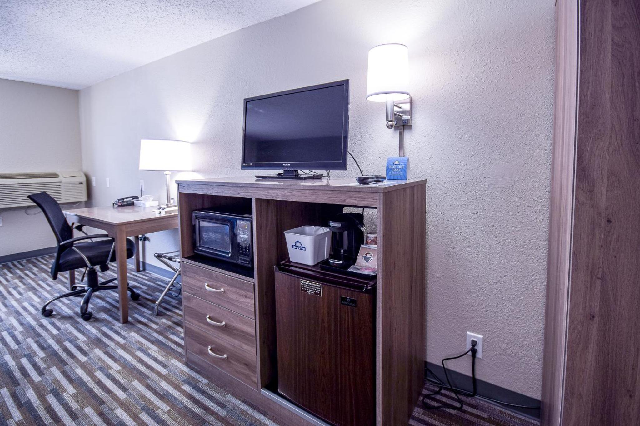 Studio Suite with Two Queen Beds - Non-Smoking photo 2