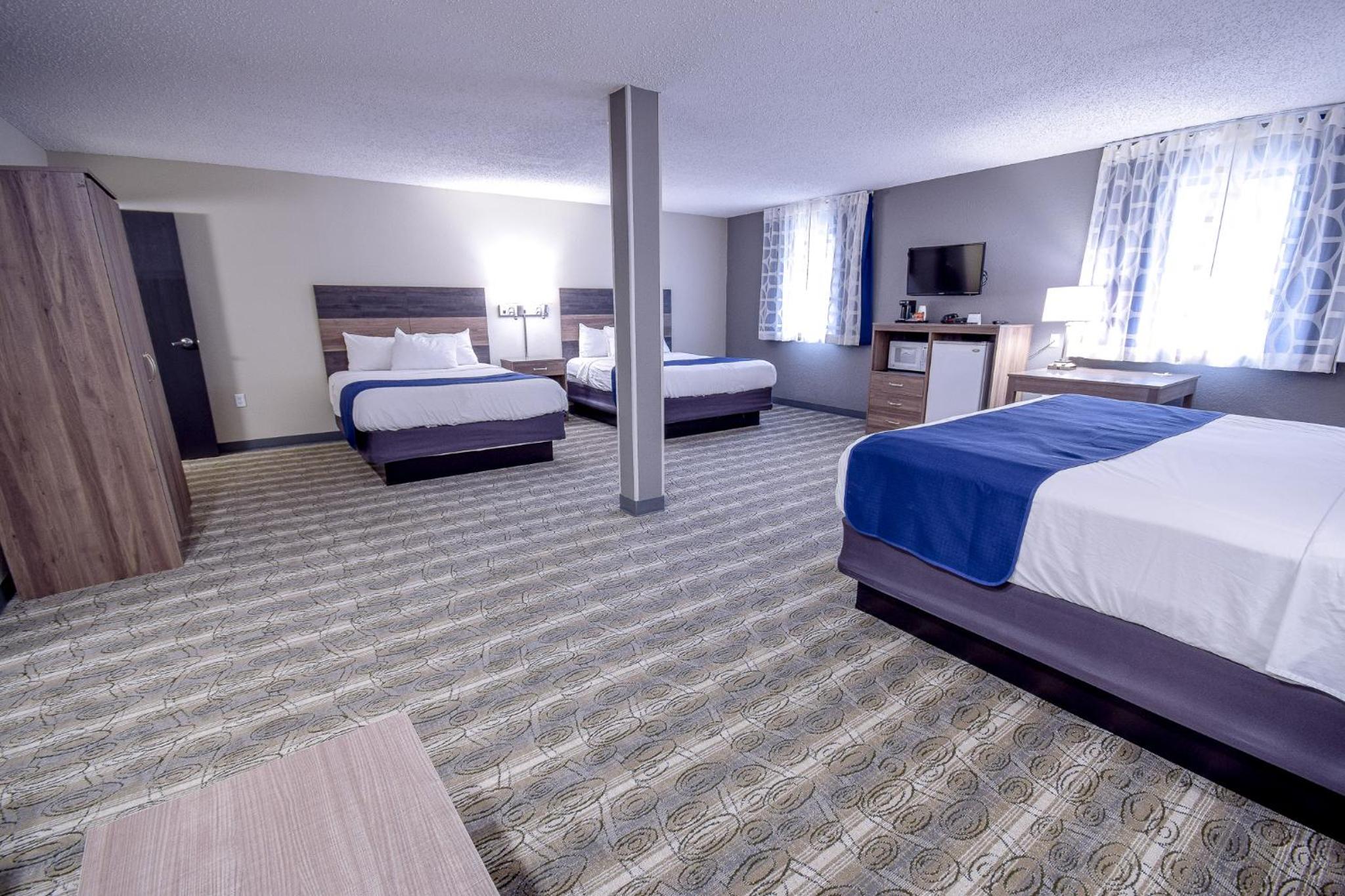 Studio Suite with One King and Two Queen Beds - Non-Smoking photo 1