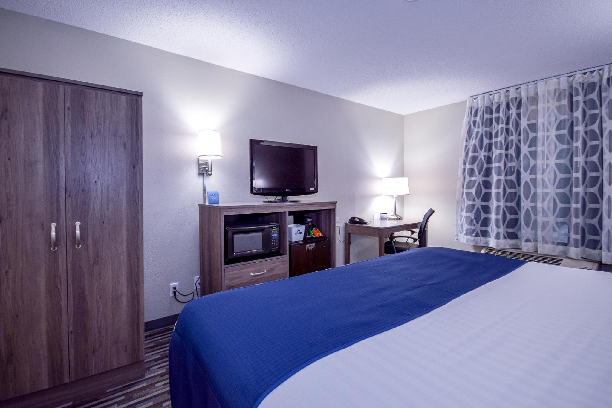 Queen Room with Two Queen Beds - Non-Smoking photo 3