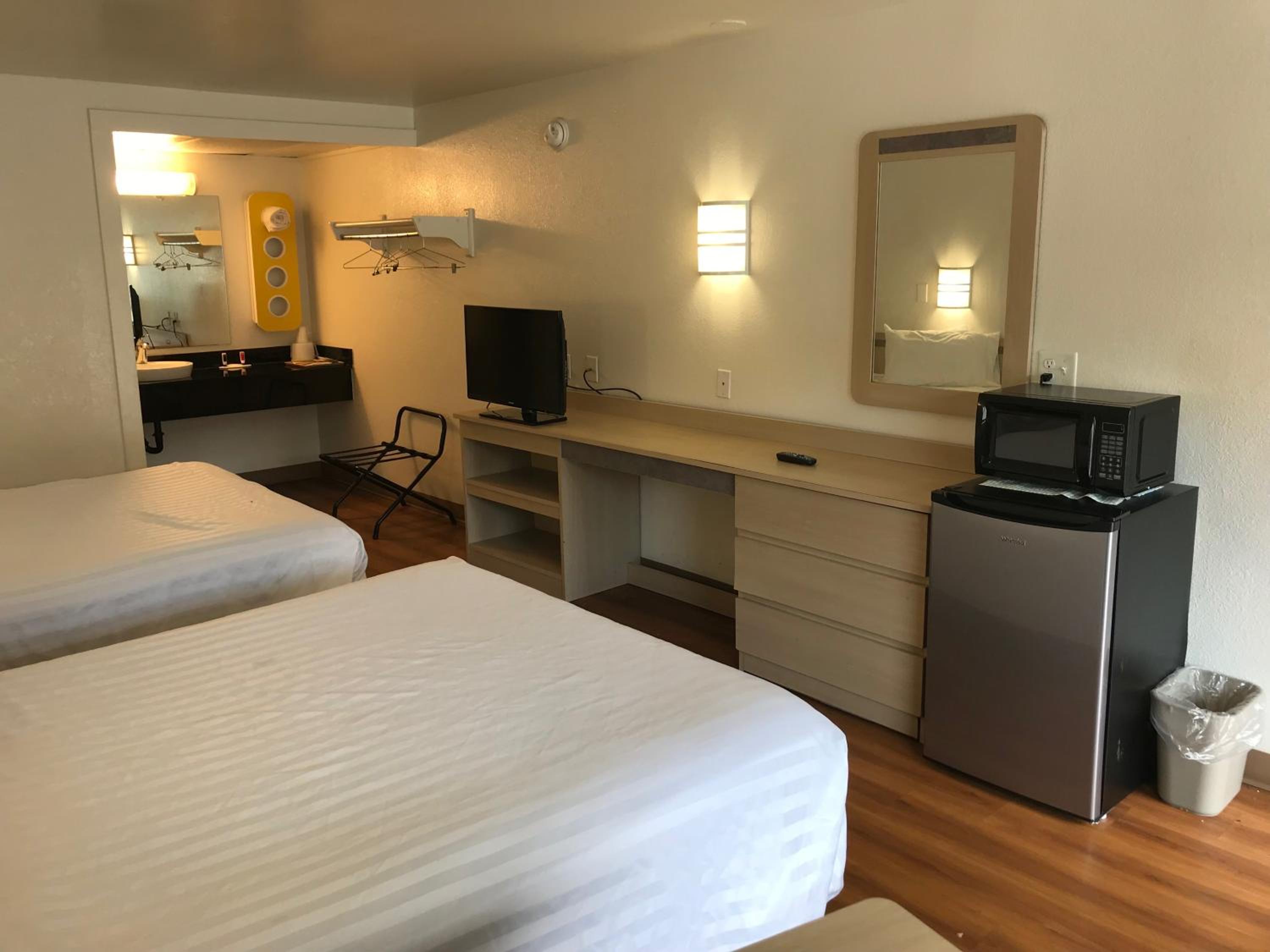Double Room with Two Double Beds - Mobility Access/Non-Smoking photo 1