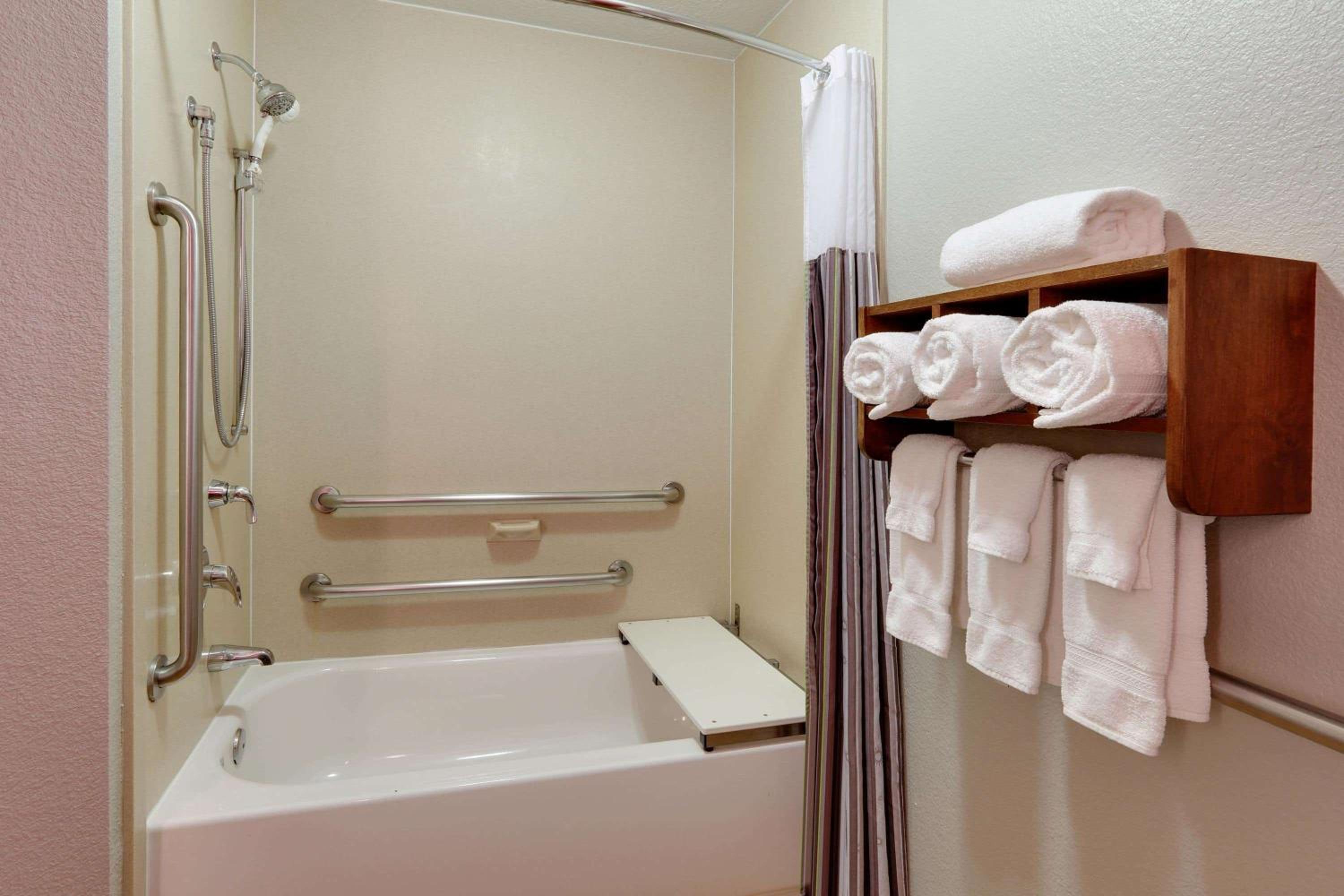 Queen Room with Two Queen Beds and Bath Tub - Mobility/Hearing Accessible - Non-Smoking - Photo 3