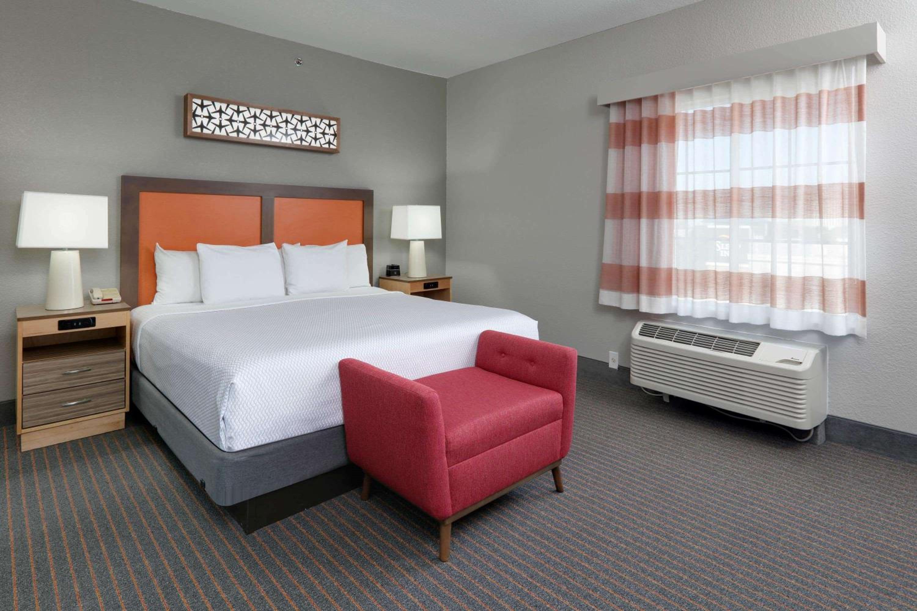 One-Bedroom King Suite with Sofa Bed - Non-Smoking - Photo 2