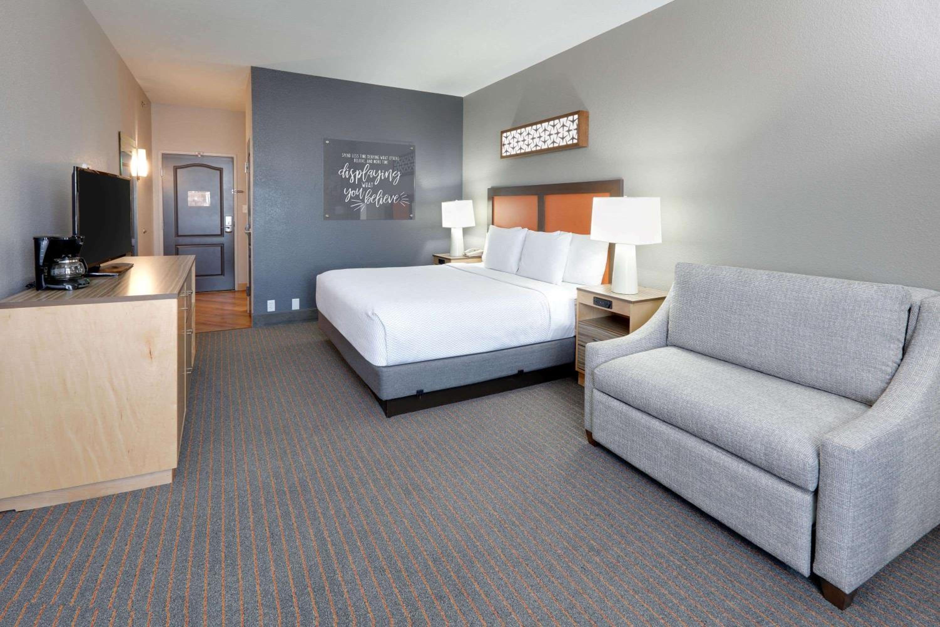 Deluxe King Room - Photo 4