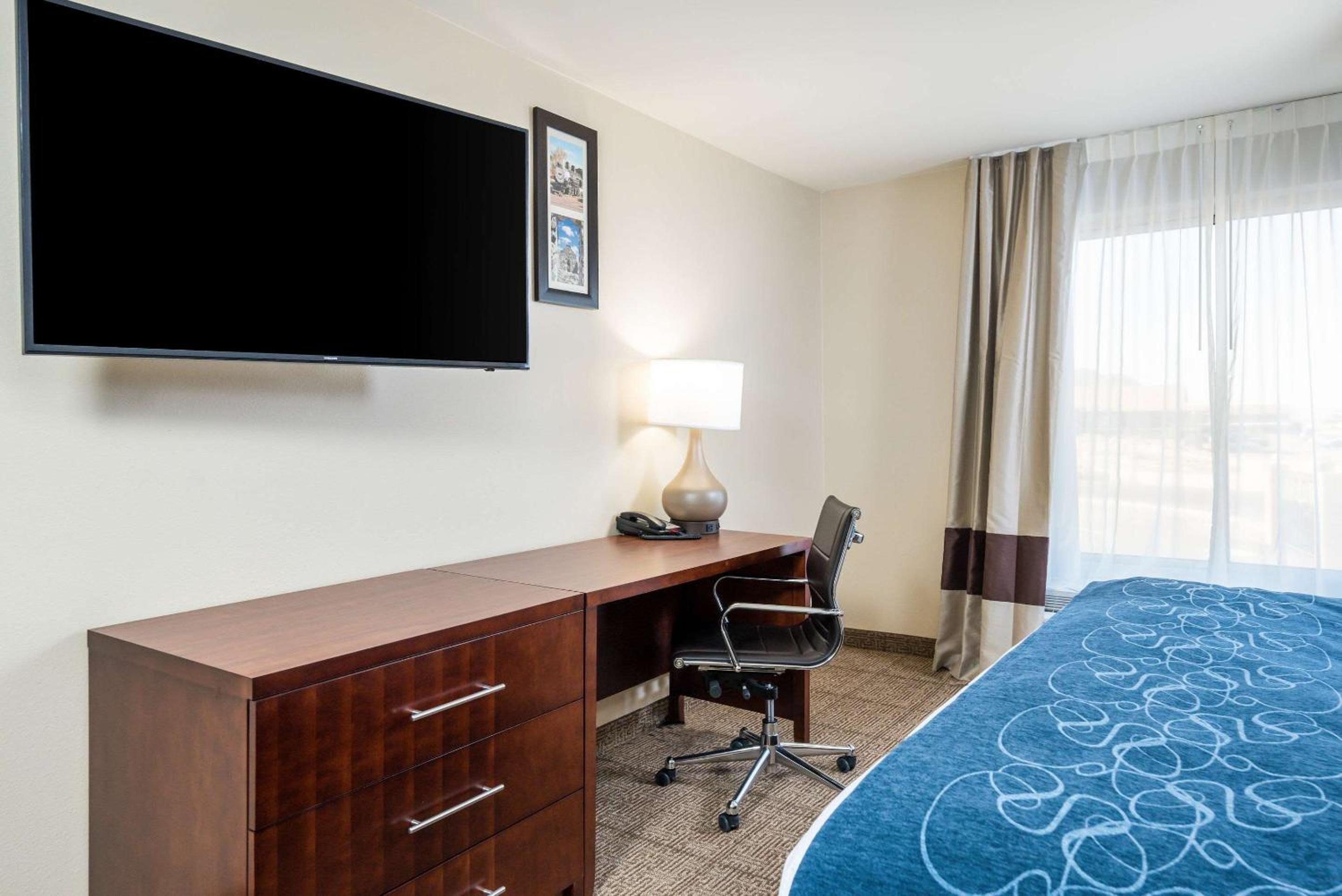 King Room - Non-Smoking - Photo 2