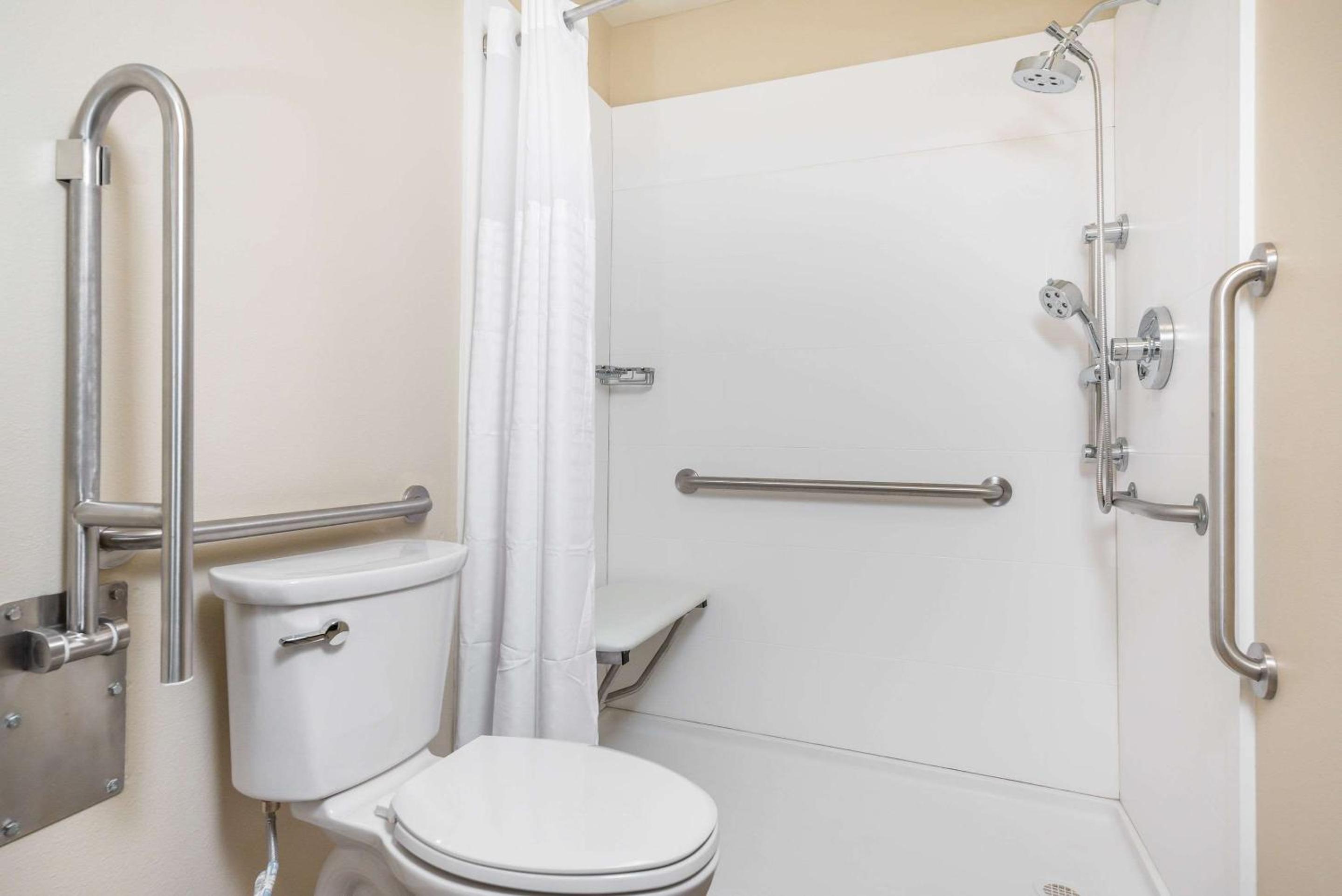 Queen Room with Two Queen Beds - Accessible/Non-Smoking  - Photo 4