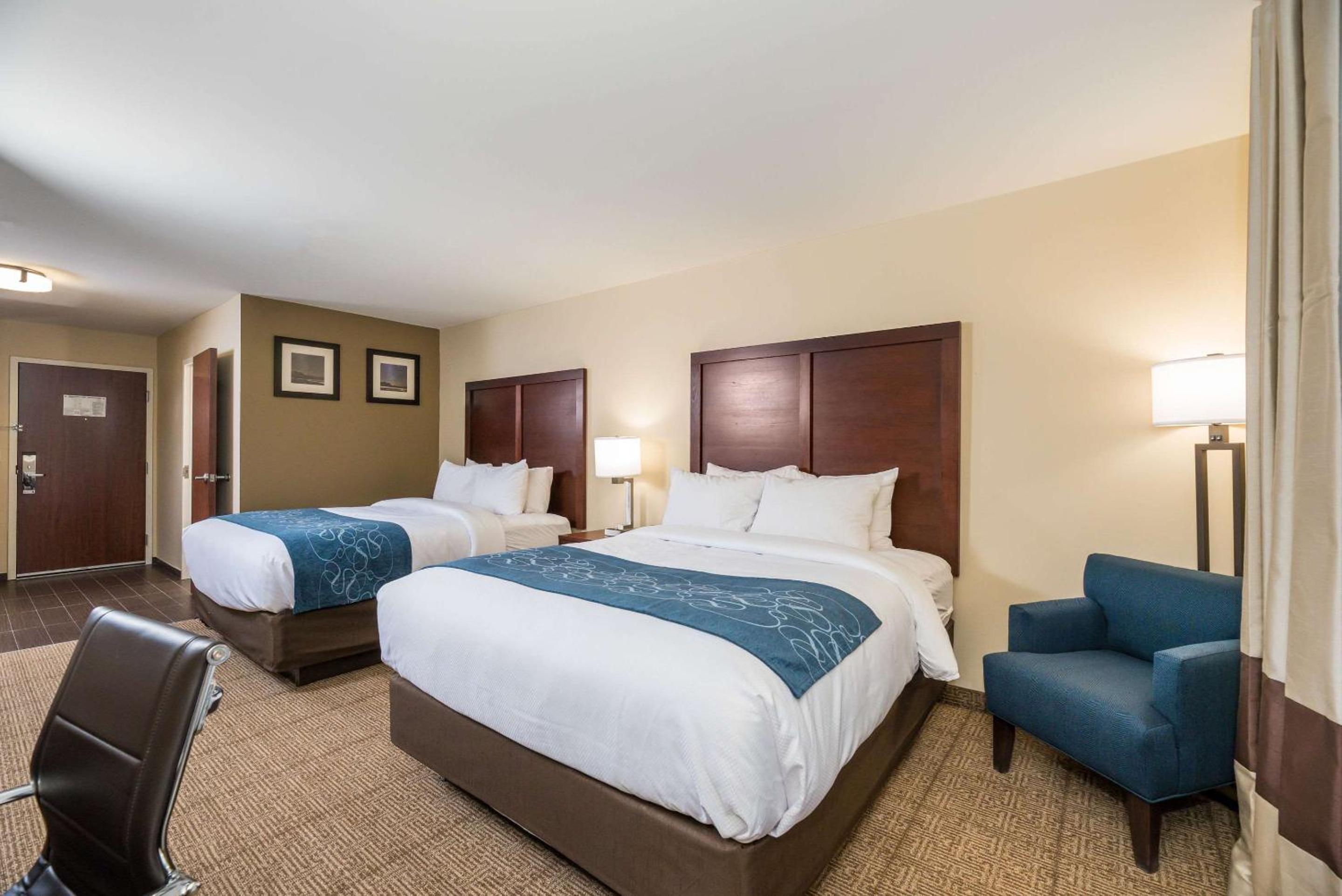 Queen Room with Two Queen Beds - Non-Smoking - Photo 4
