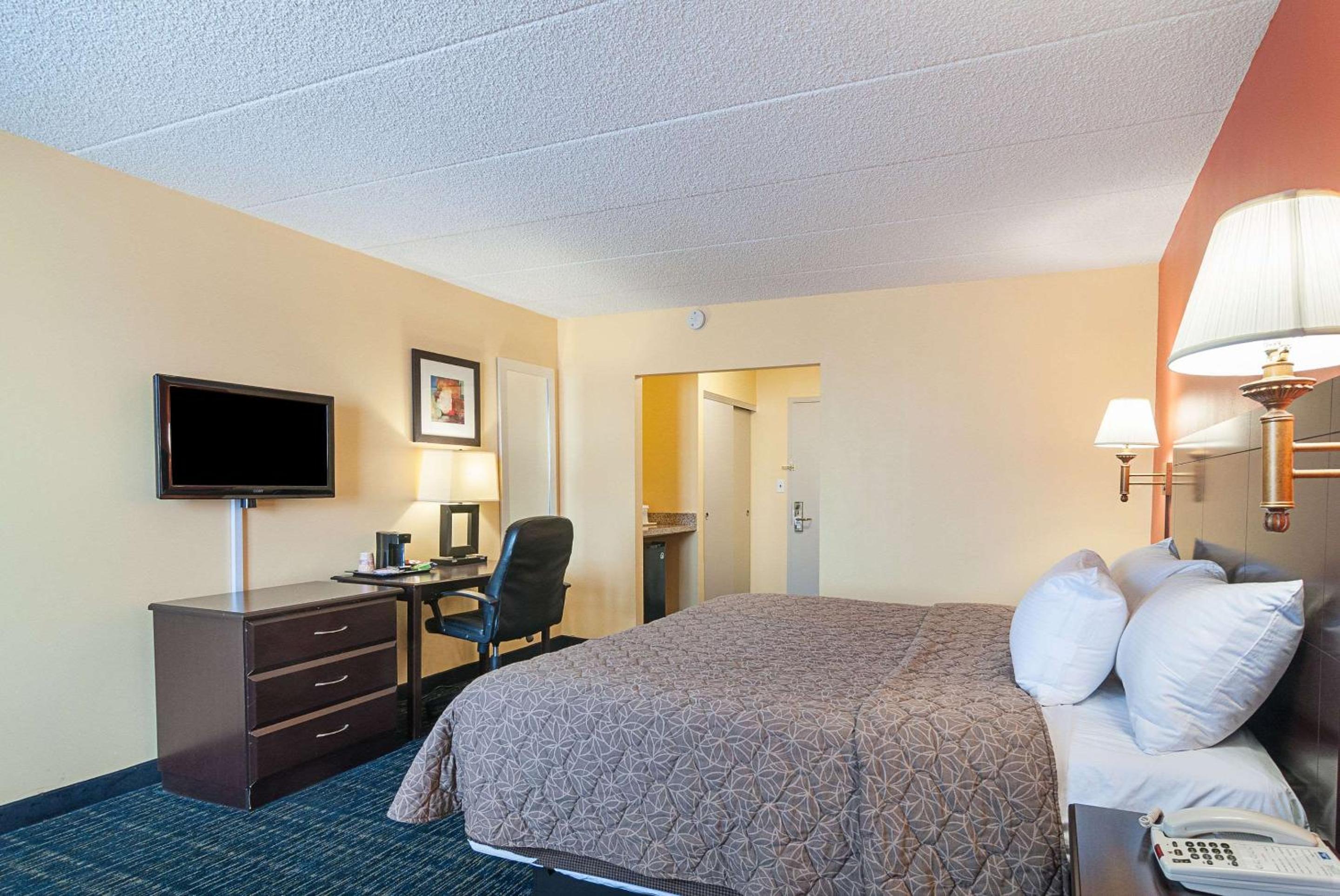 King Room - Non-Smoking - Photo 3