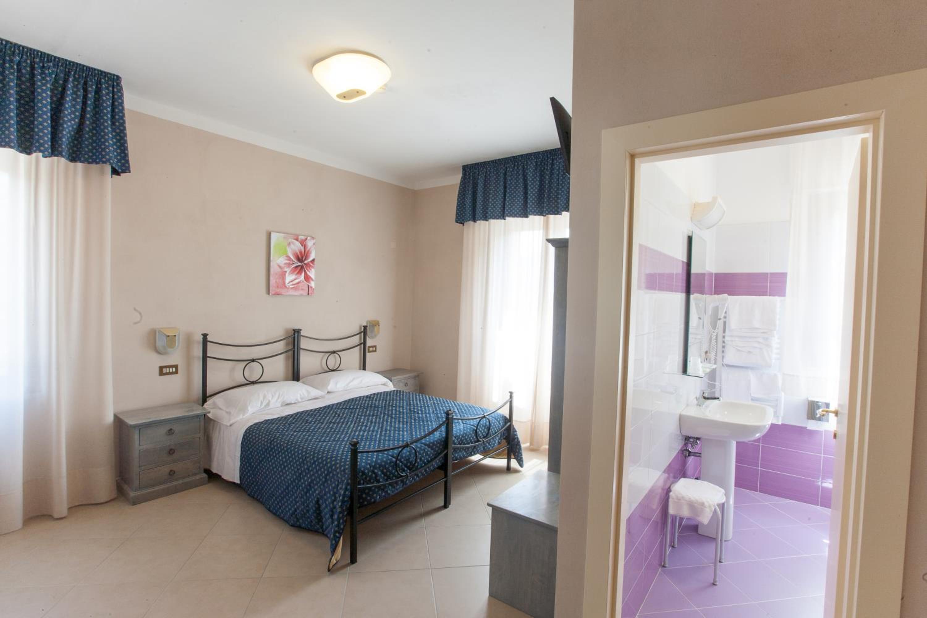 Comfort Triple Room with Shower photo 1