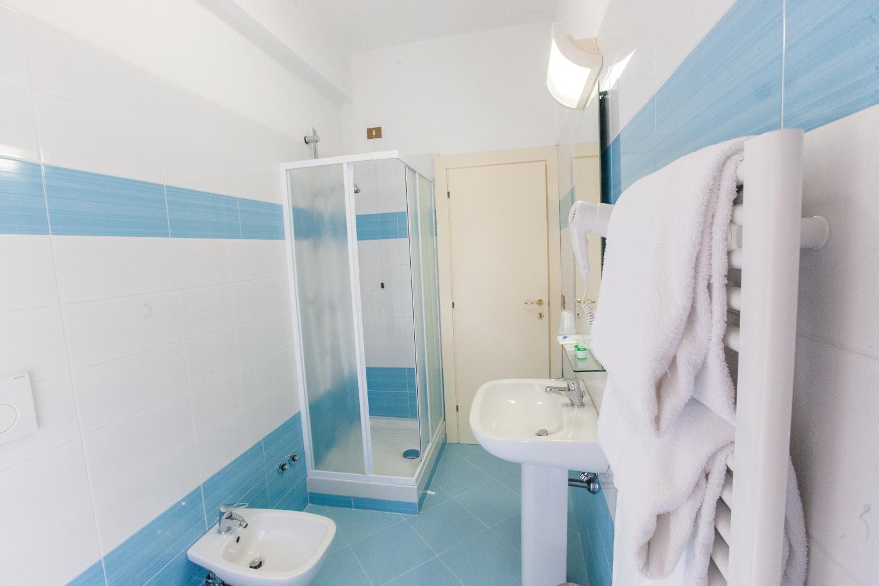 Comfort Triple Room with Shower photo 3