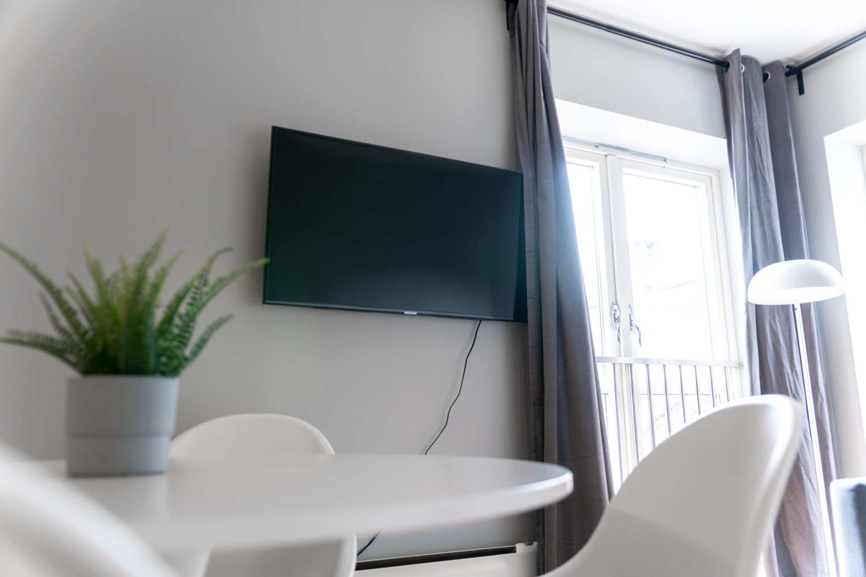 One-Bedroom Apartment - Photo 2