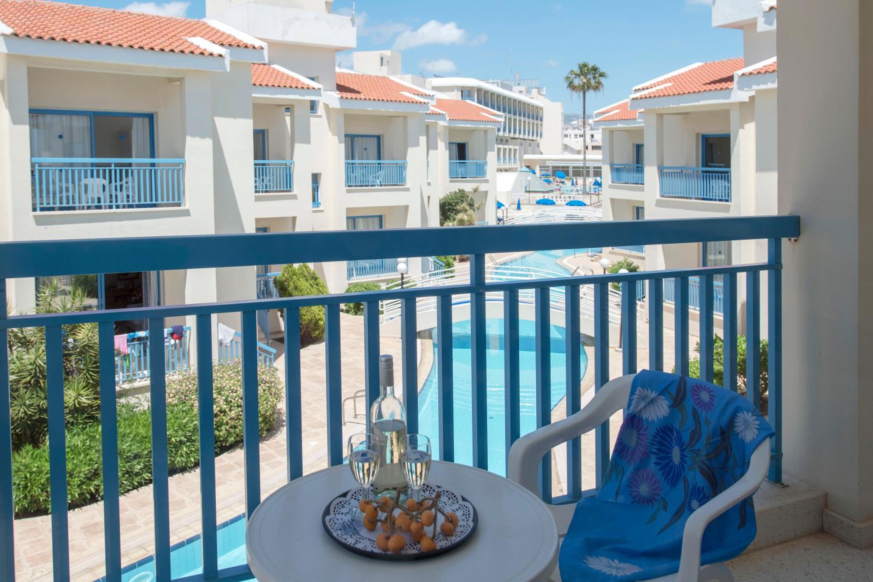 Superior Twin Room with Pool View - Photo 5