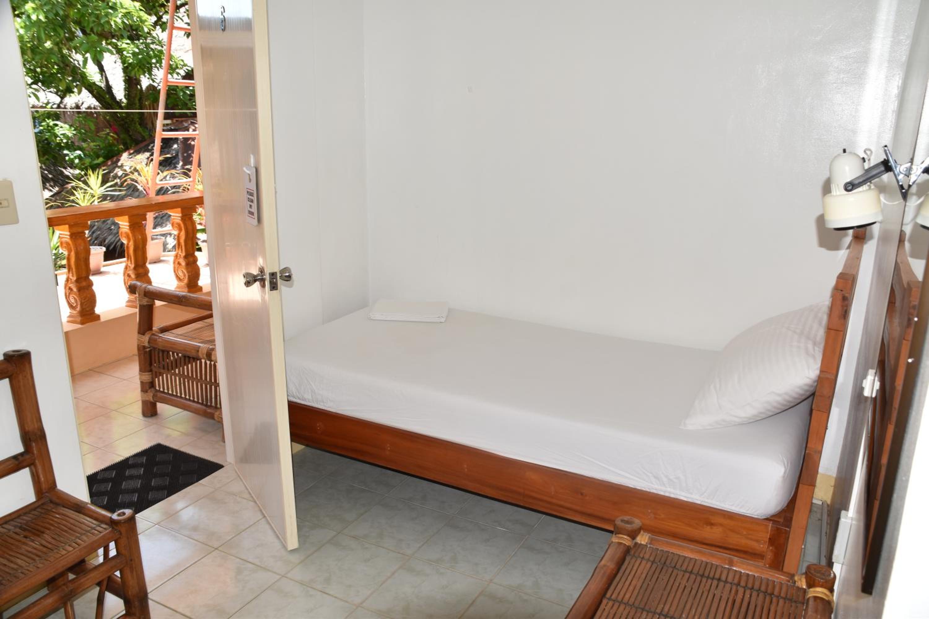 Twin Room with Balcony - Photo 5