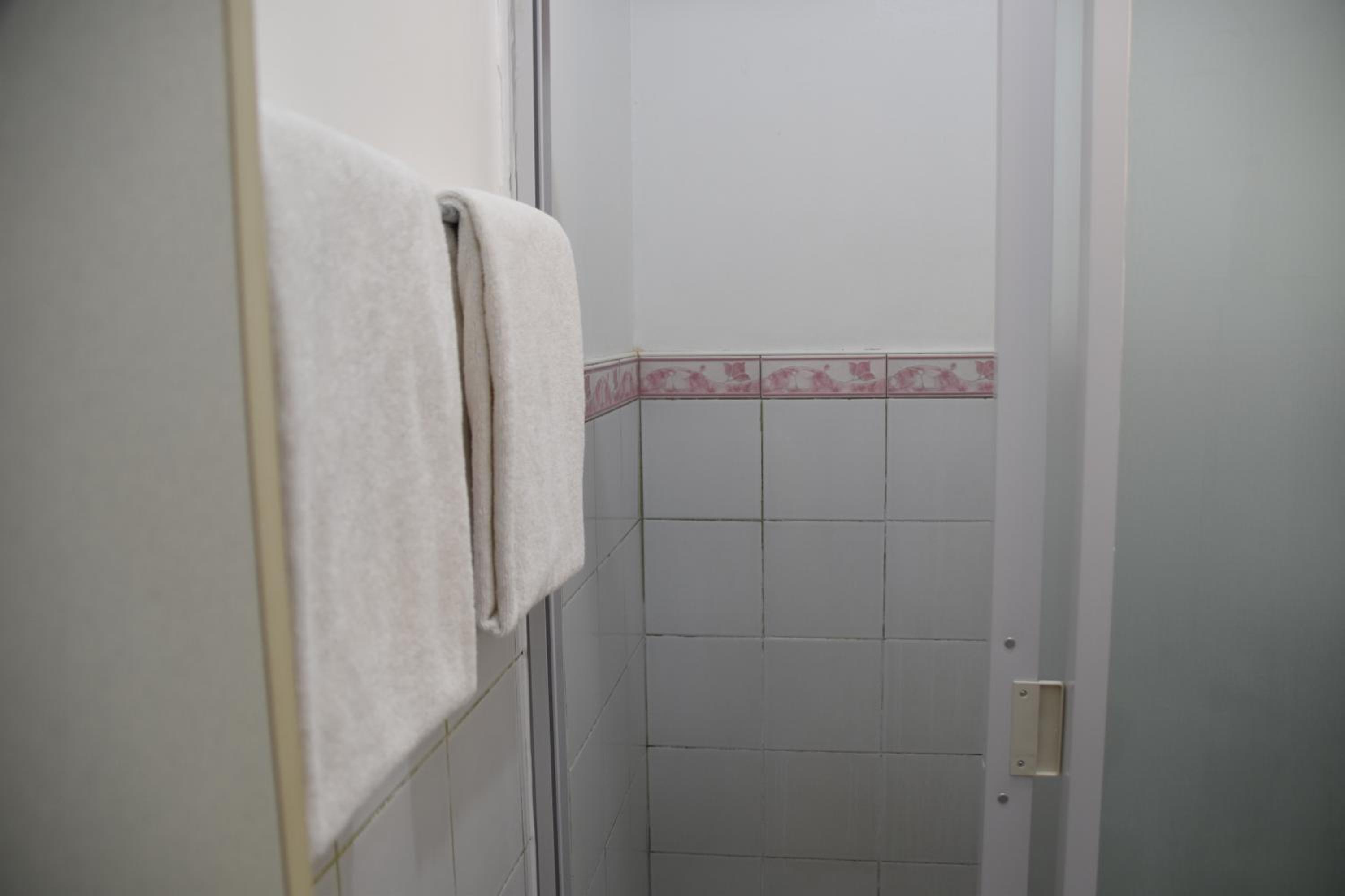 Twin Room with Balcony - Photo 9