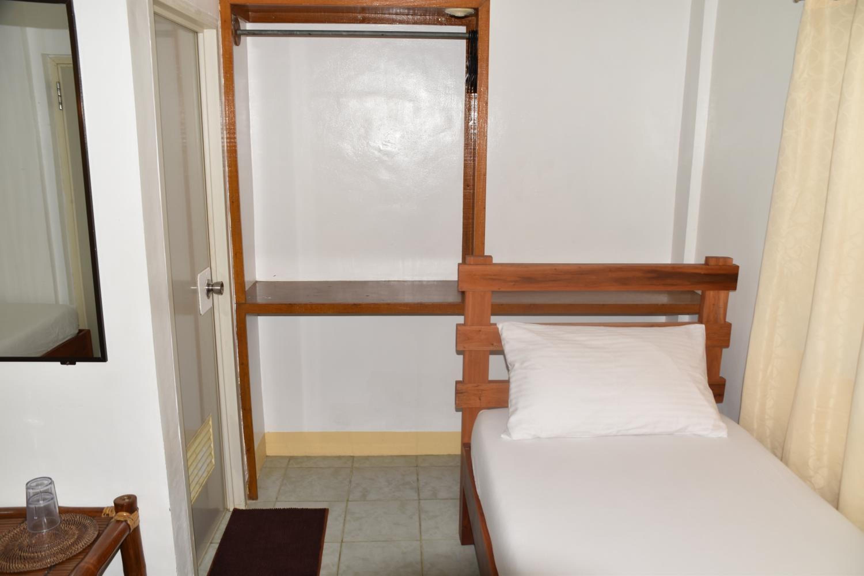 Twin Room with Balcony - Photo 2