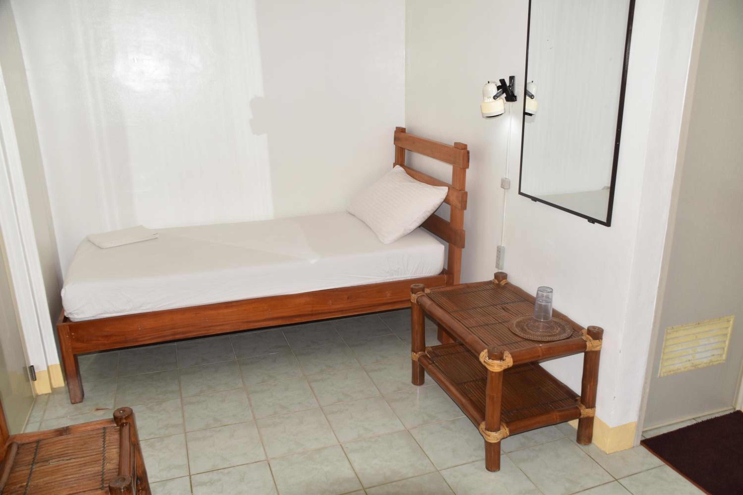 Twin Room with Balcony - Photo 6