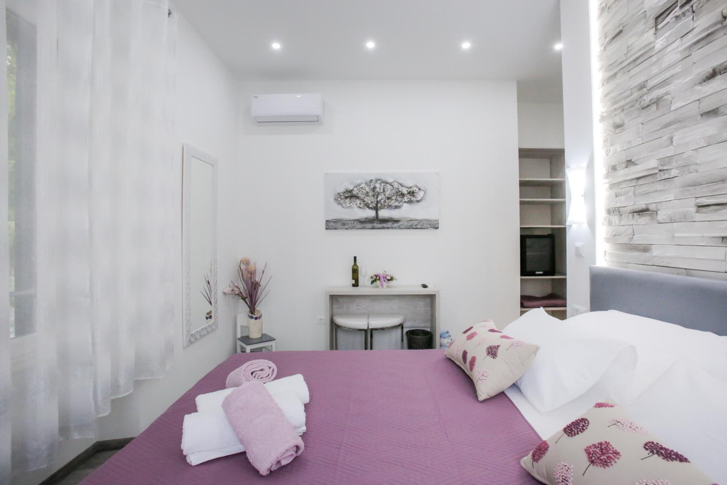 Deluxe Double or Twin Room - Photo 6