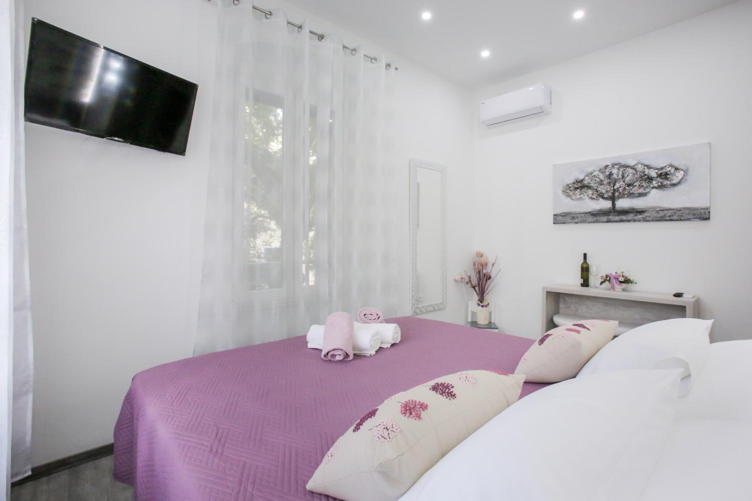 Deluxe Double or Twin Room - Photo 8