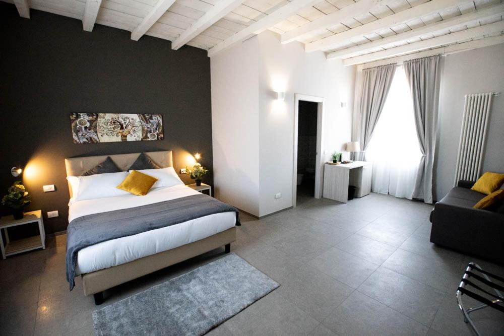 Quadruple Room with Private Bathroom - Photo 19