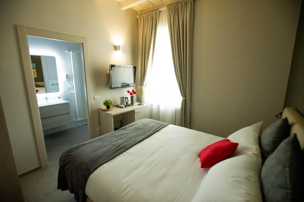 Double Room with Private Bathroom - Photo 24