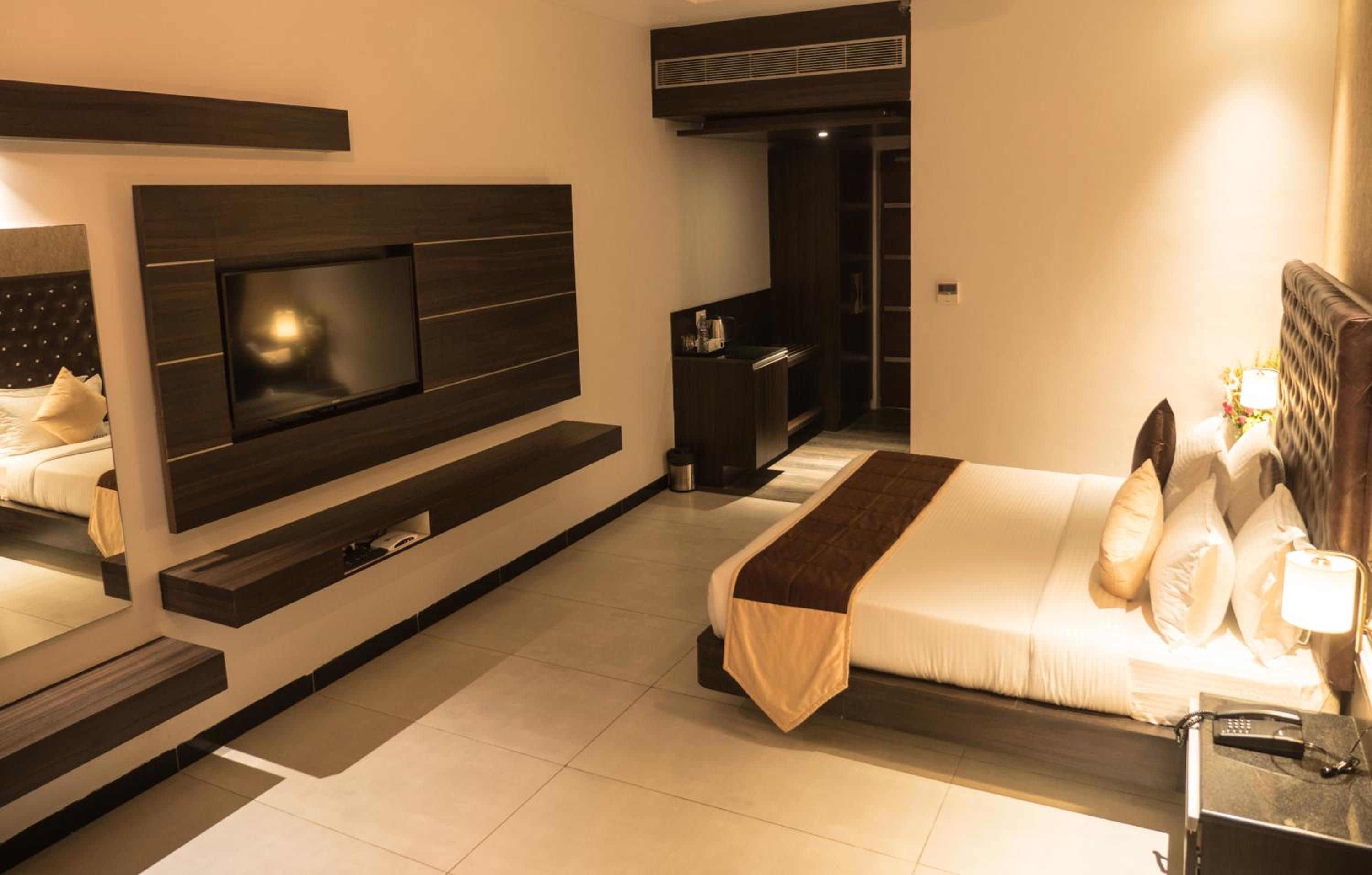 Deluxe Room - Photo 7