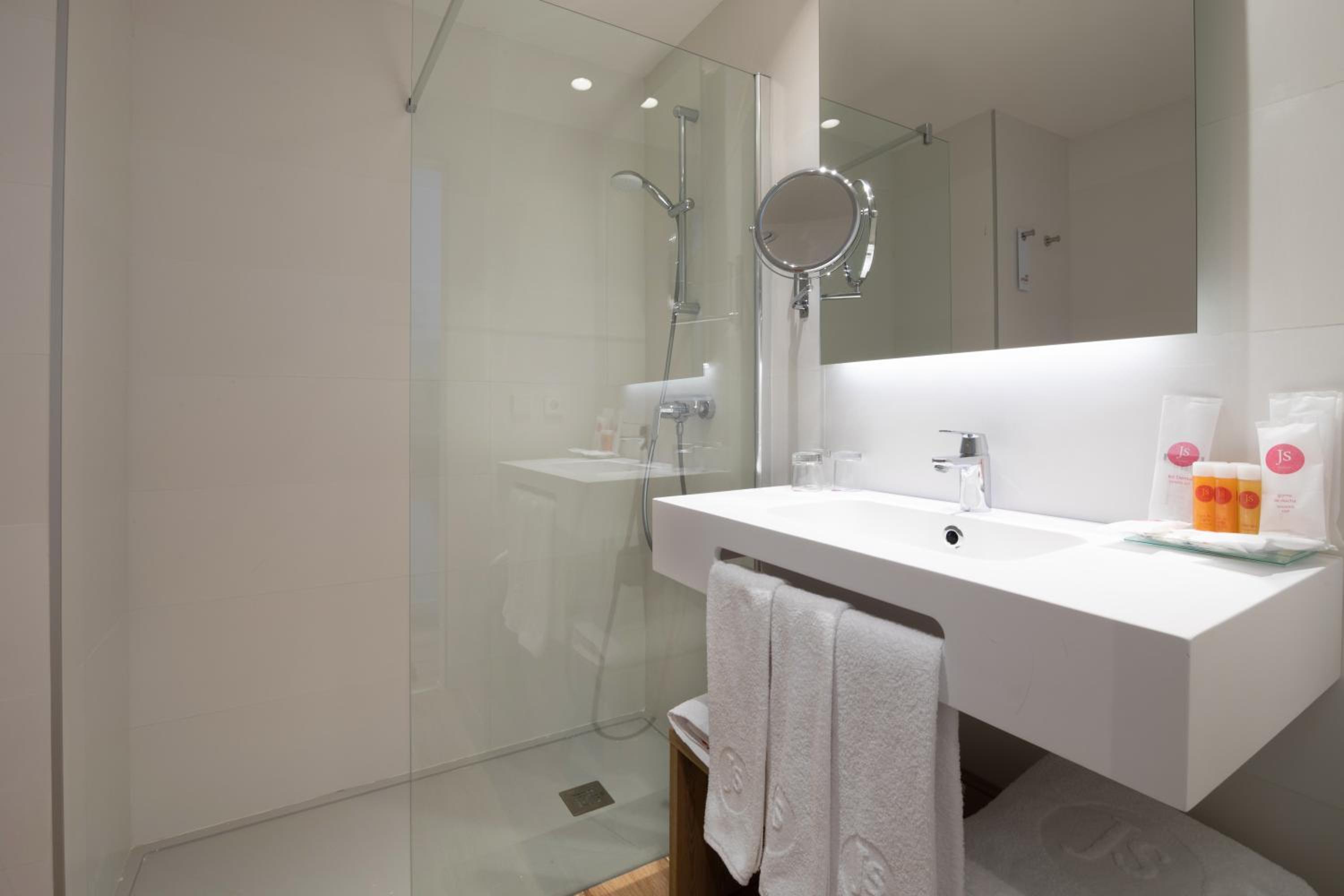 Double Room with Balcony - High Floor photo 3