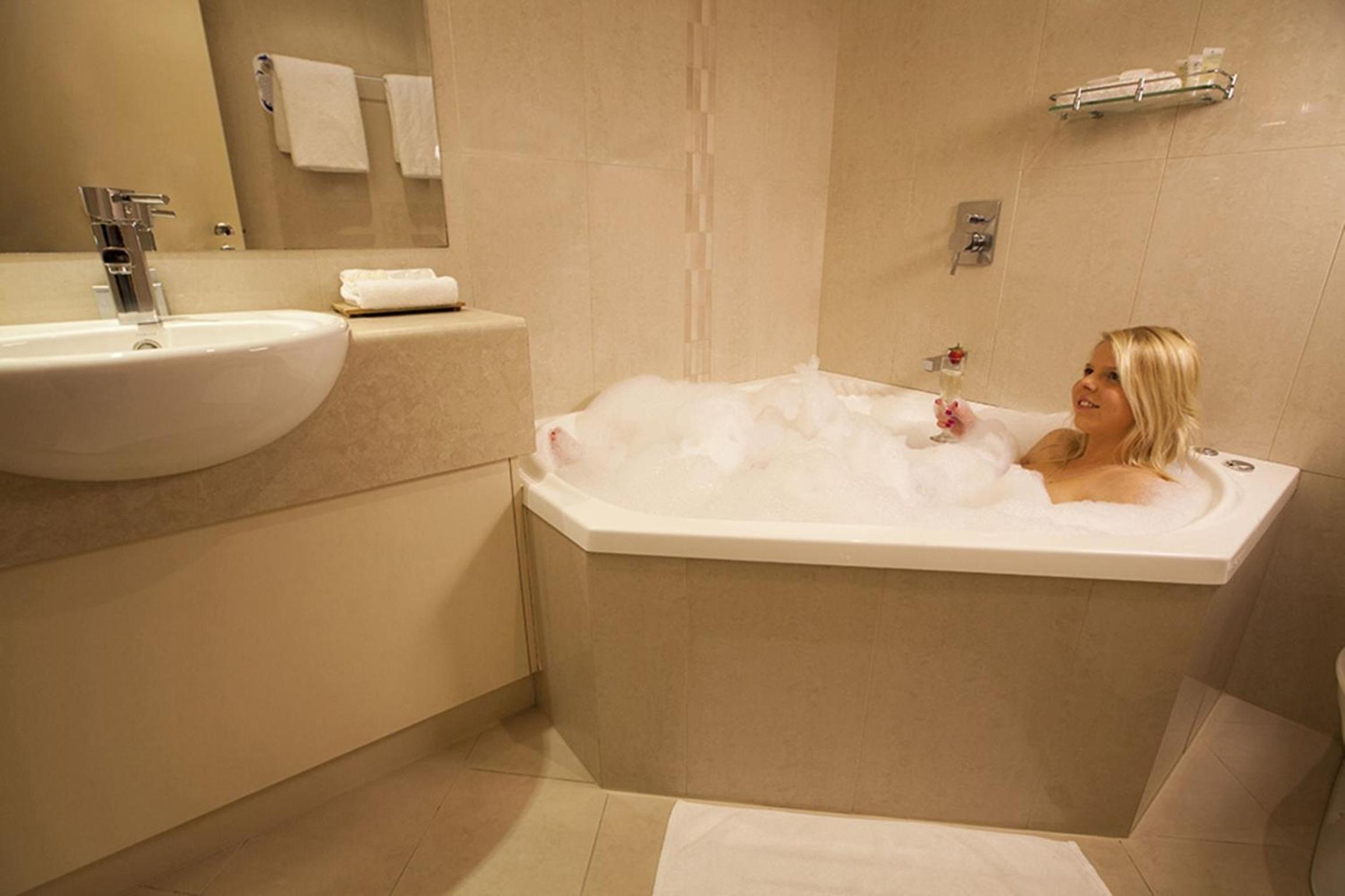 Suite with Spa Bath - Photo 2