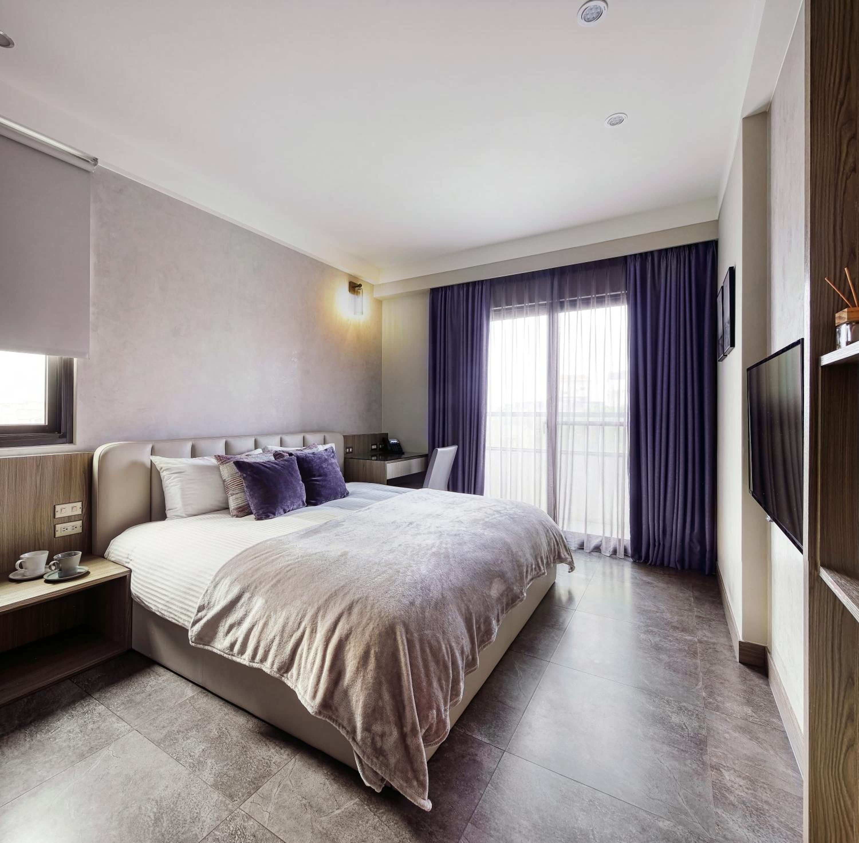 Queen Room with Balcony photo 1